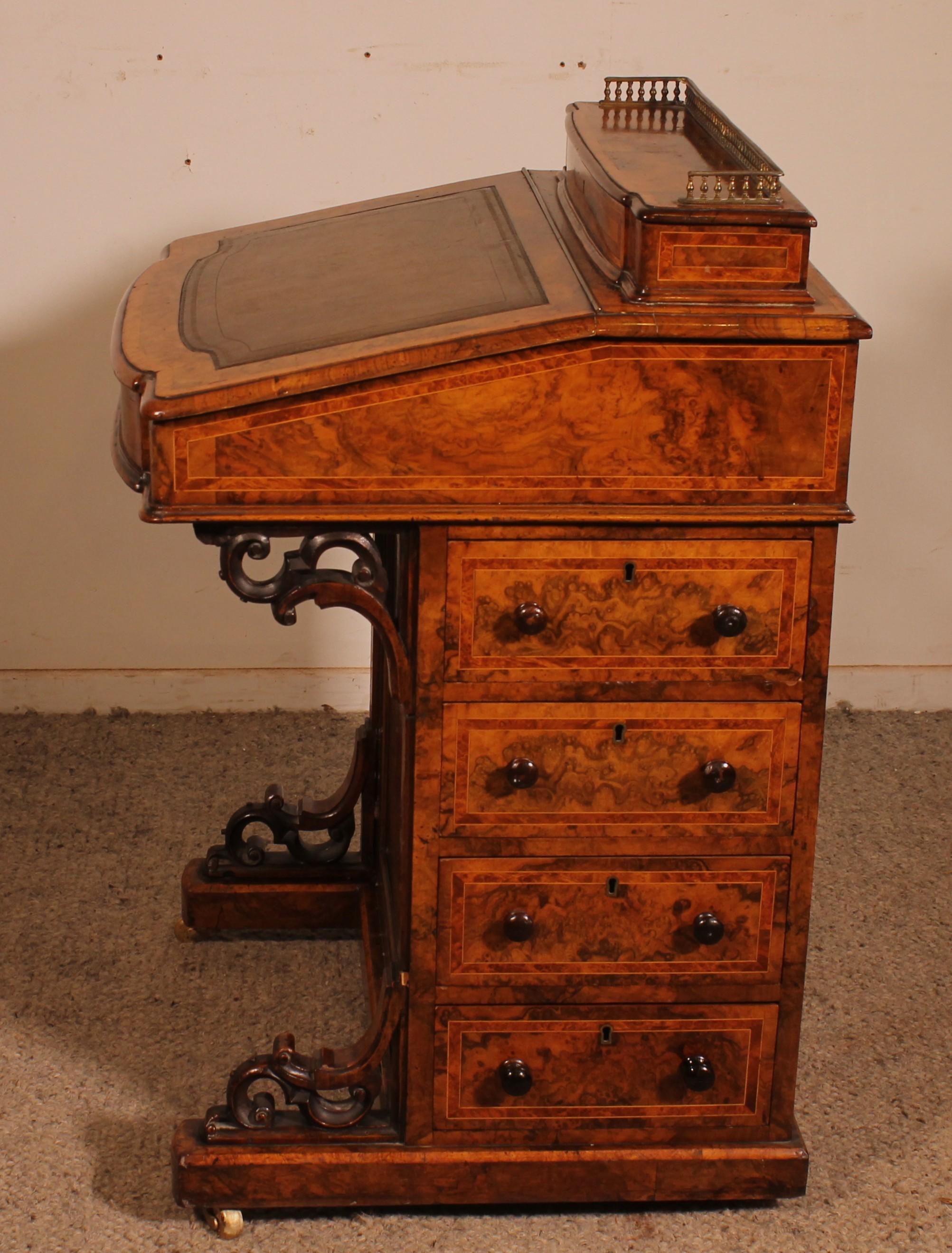 Scrivania Davenport in radica di noce e intarsi della prima parte del XIX secolo in vendita 3