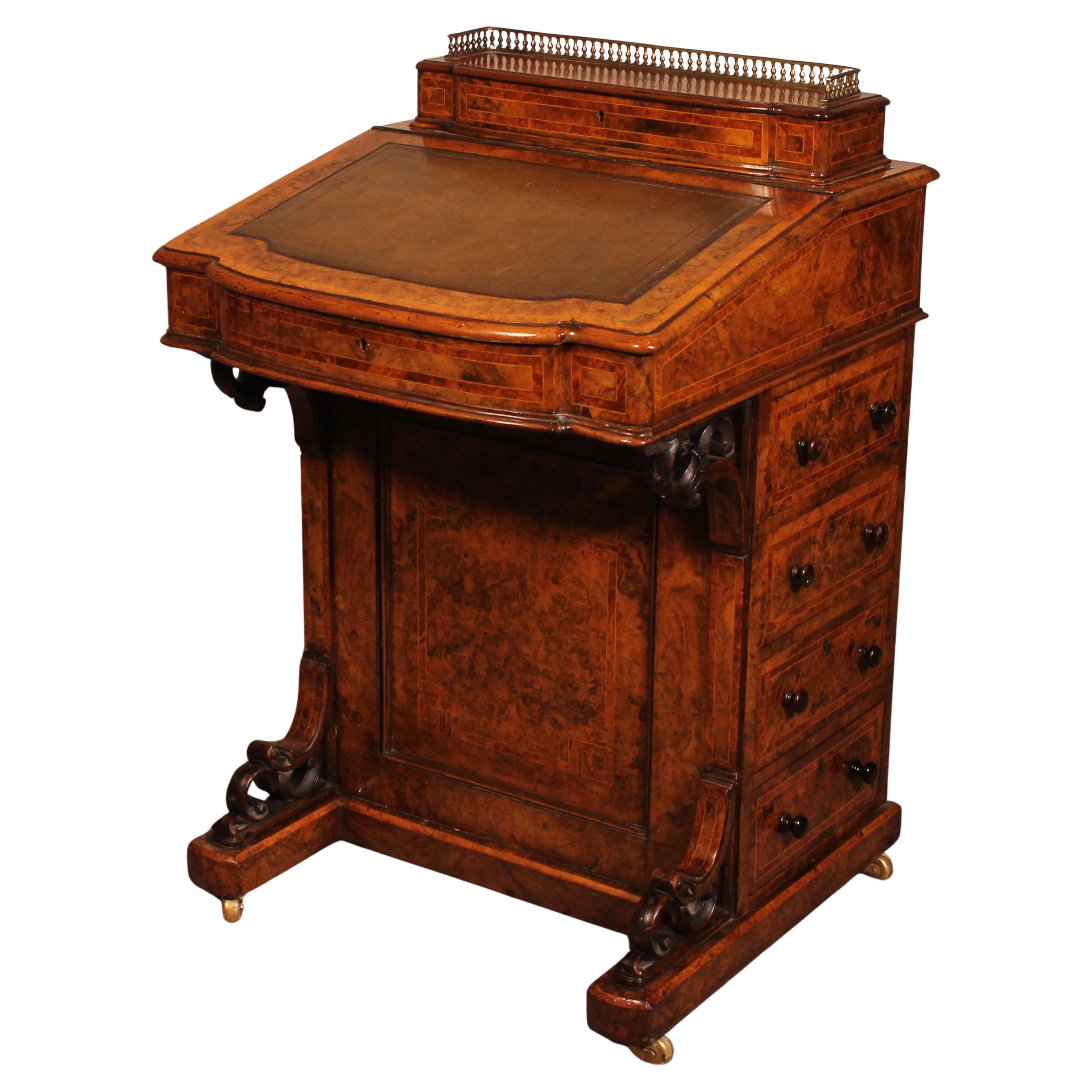 Scrivania Davenport in radica di noce e intarsi della prima parte del XIX secolo in vendita