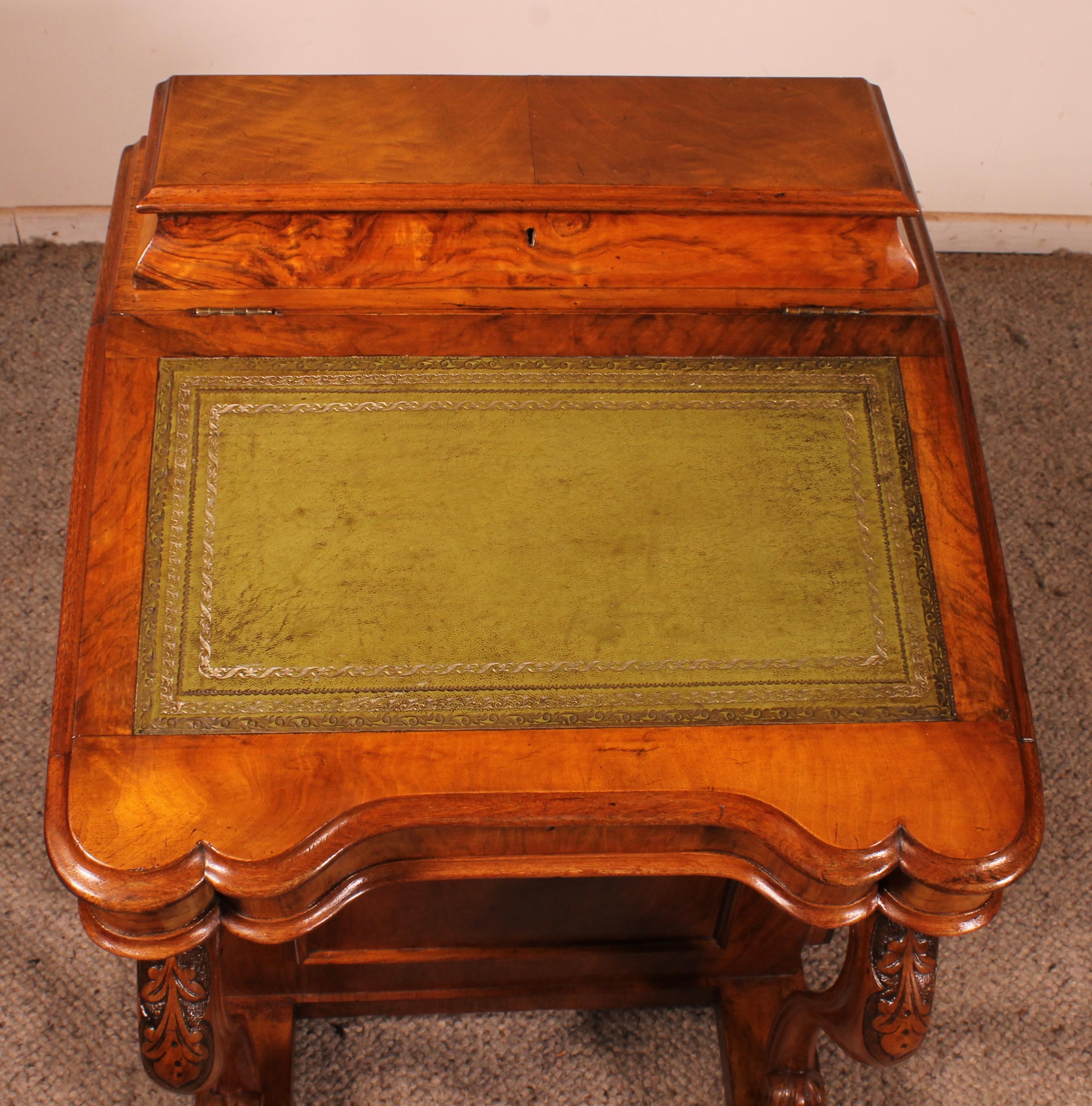 Davenport-Schreibtisch aus Nussbaumholz, 19. Jahrhundert im Angebot 3