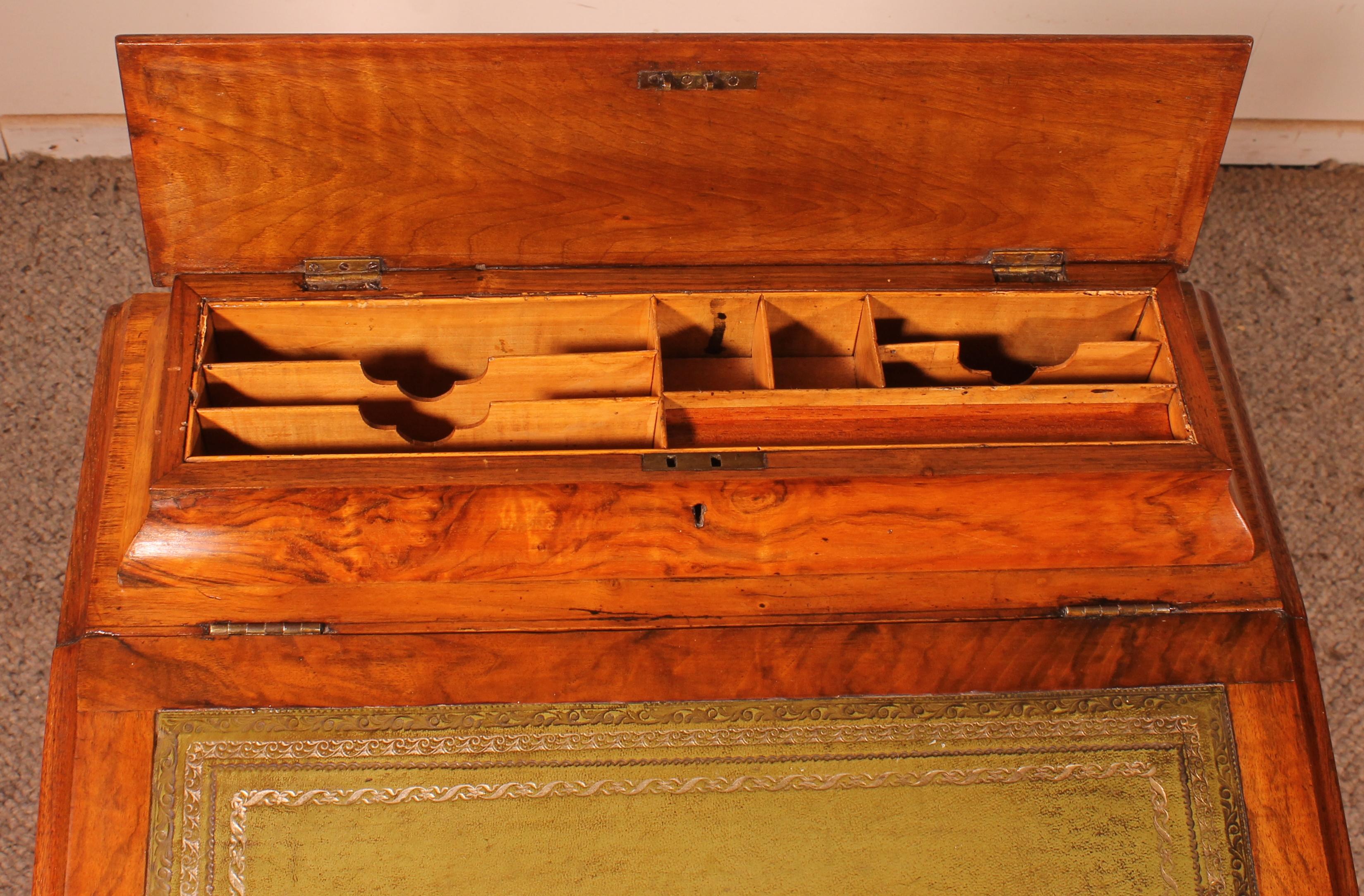 Davenport-Schreibtisch aus Nussbaumholz, 19. Jahrhundert im Angebot 5