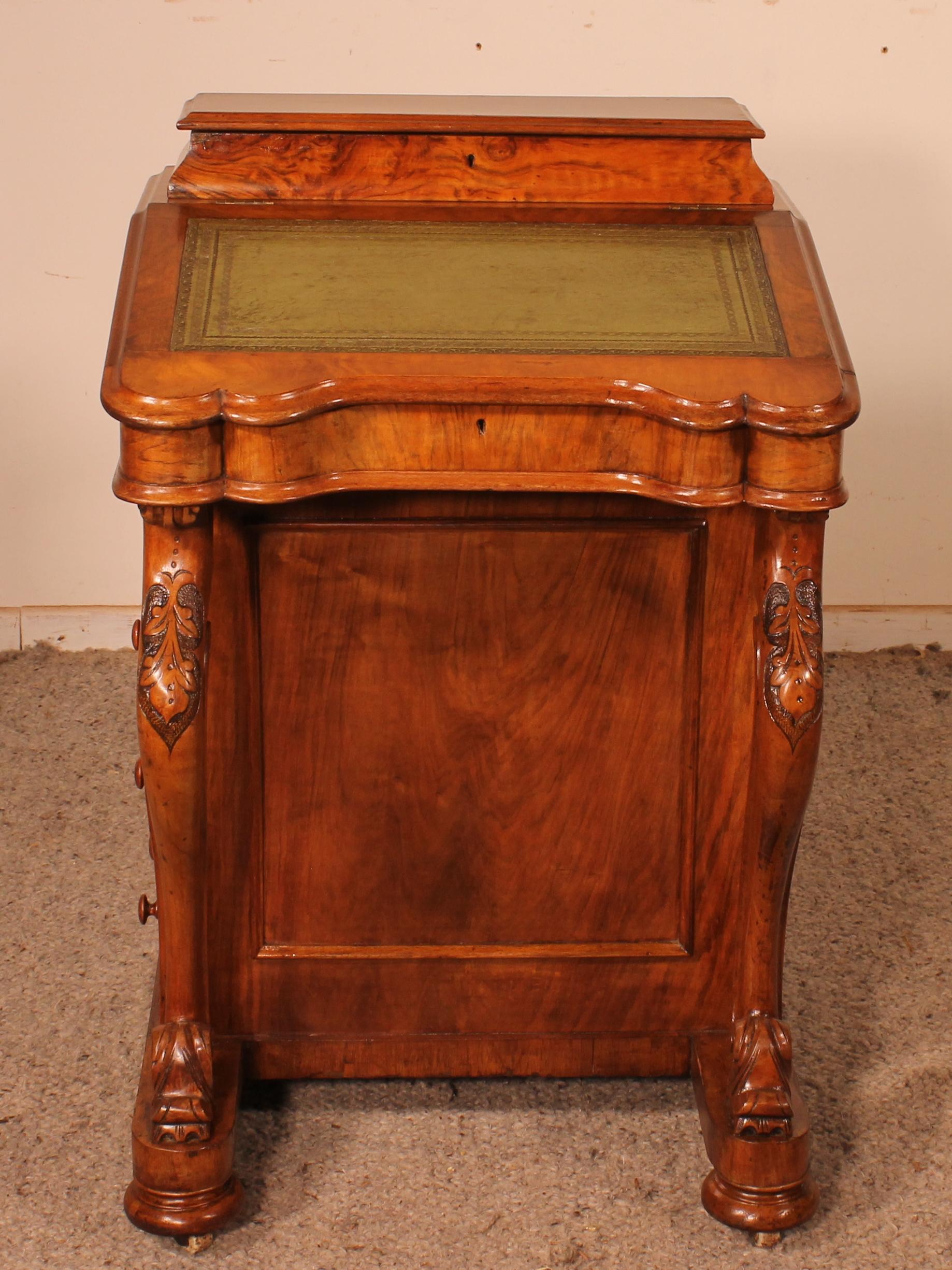 Superb Davenport in walnut and burl walnut from England from the 19th century V
ery elegant small travel desk in walnut and burl walnut which has a very elegant base
The right side of the cabinet reveals 4 drawers
Very pretty model
covered with