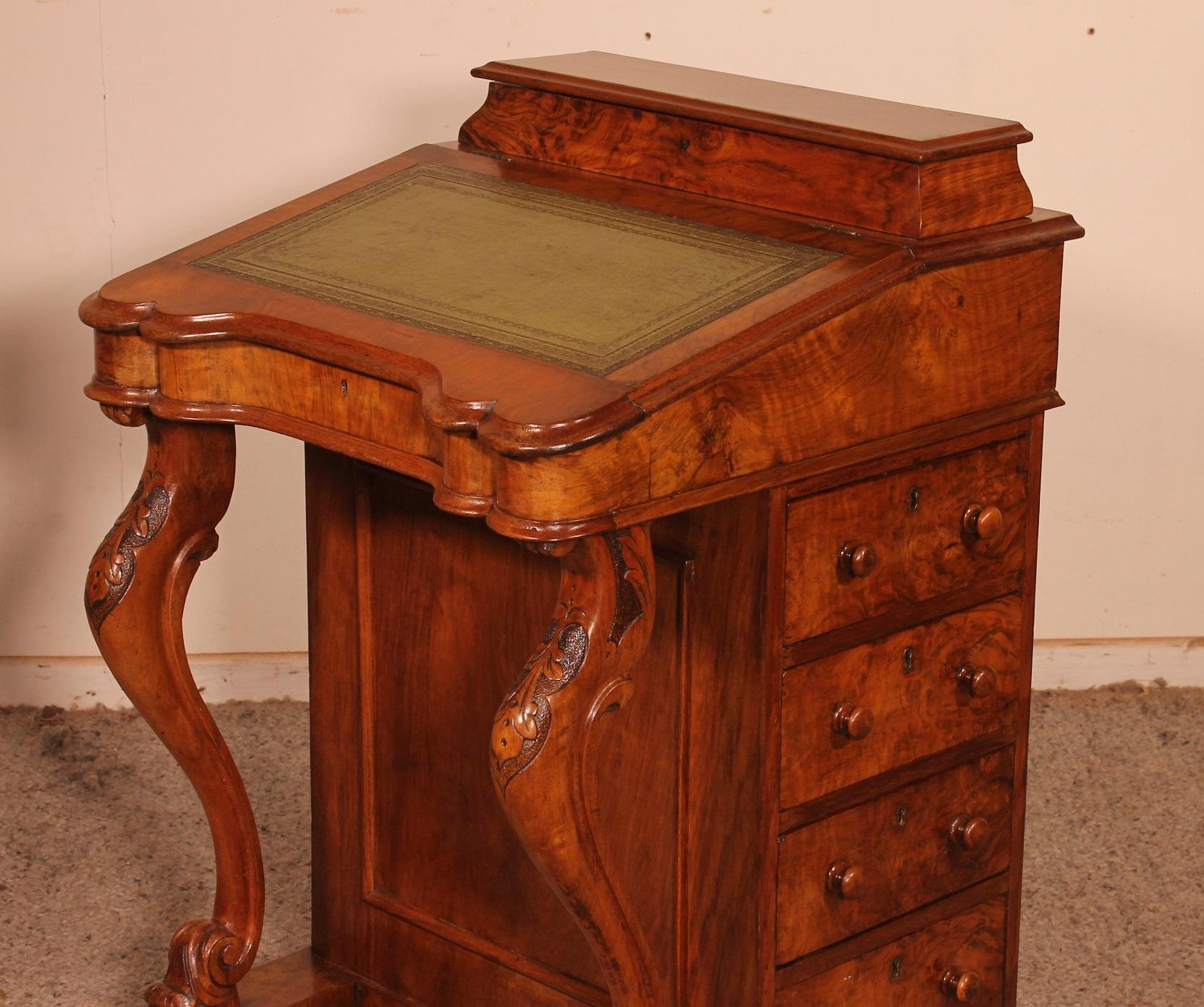 Davenport-Schreibtisch aus Nussbaumholz, 19. Jahrhundert (Viktorianisch) im Angebot