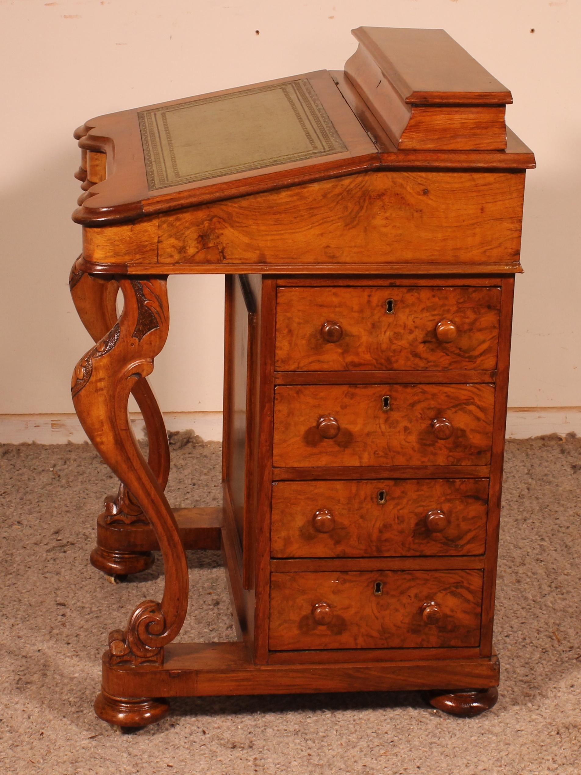 Davenport-Schreibtisch aus Nussbaumholz, 19. Jahrhundert (Britisch) im Angebot
