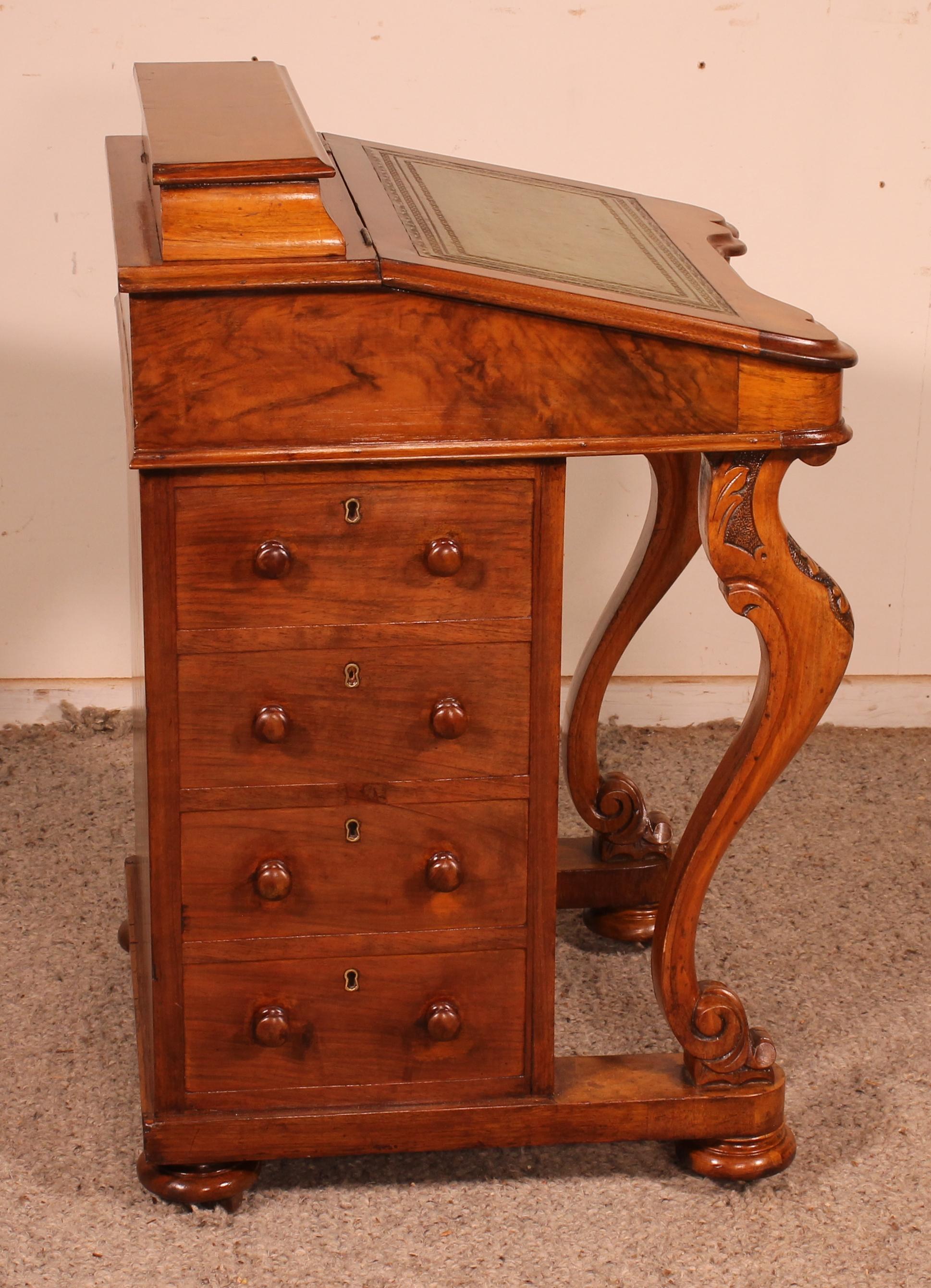 Davenport-Schreibtisch aus Nussbaumholz, 19. Jahrhundert im Angebot 1