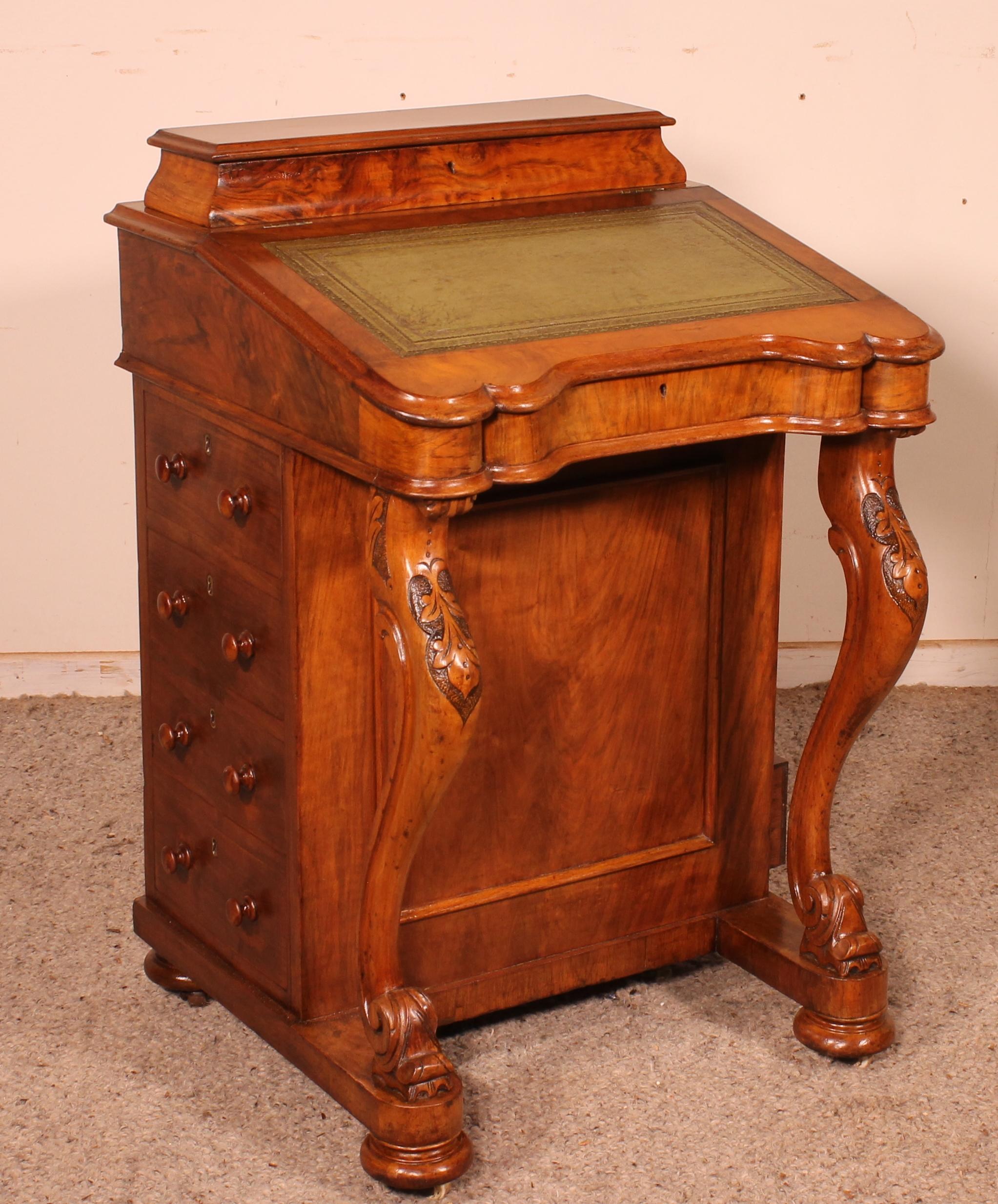 Davenport-Schreibtisch aus Nussbaumholz, 19. Jahrhundert im Angebot 2