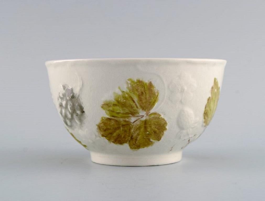 Davenport, England. Bowl in cream-colored porcelain with flowers and foliage in relief. Early 20th century.
Measures: 12.5 x 7 cm.
In excellent condition.
Stamped.
