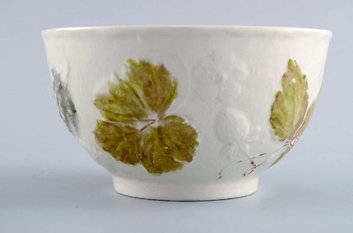 Davenport, England, Bowl in Cream-Colored Porcelain with Flowers and Foliage In Excellent Condition For Sale In Copenhagen, DK