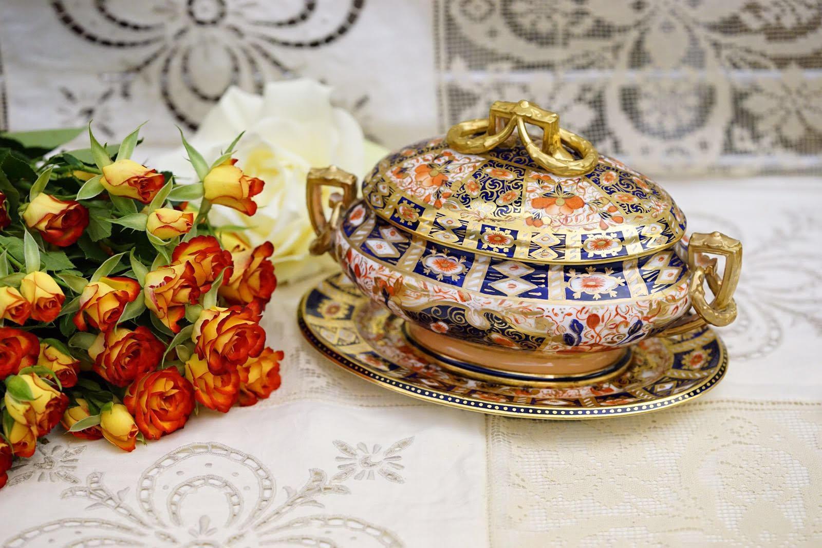 A stunning Davenpoprt Longport Tureen from circa 1870 in fantastic condition adds glamour to any dinner setting. This tureen is finished in the Imari design historically attributed to Japonisme style. It consists of 3 pieces which include the body