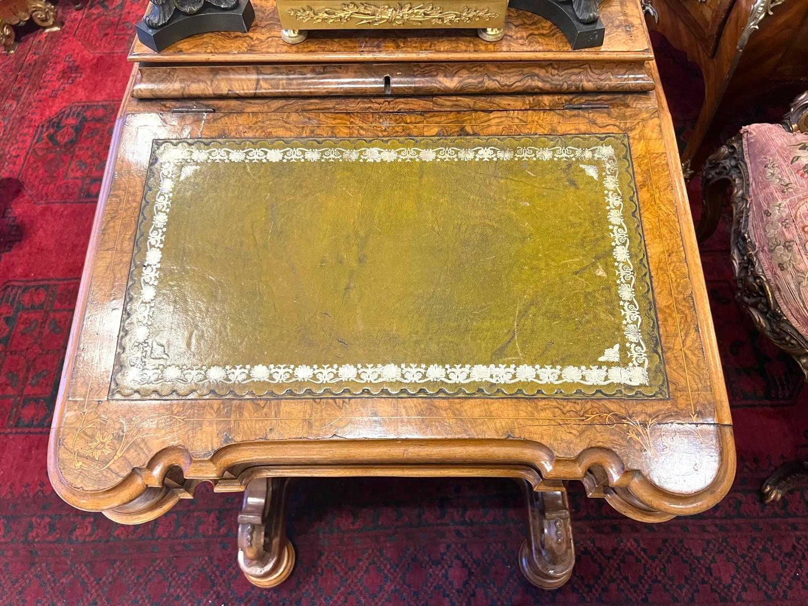 Scrivania Davenport di epoca medio-vittoriana in radica di noce e intarsio, XIX secolo, circa 1860 in vendita 4