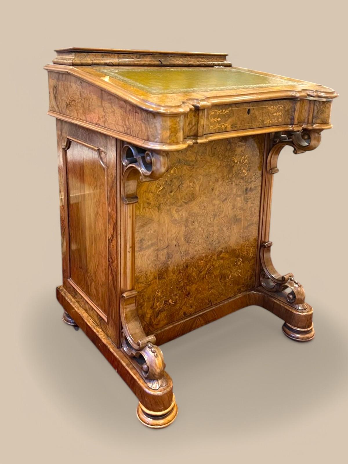 Vittoriano Scrivania Davenport di epoca medio-vittoriana in radica di noce e intarsio, XIX secolo, circa 1860 in vendita