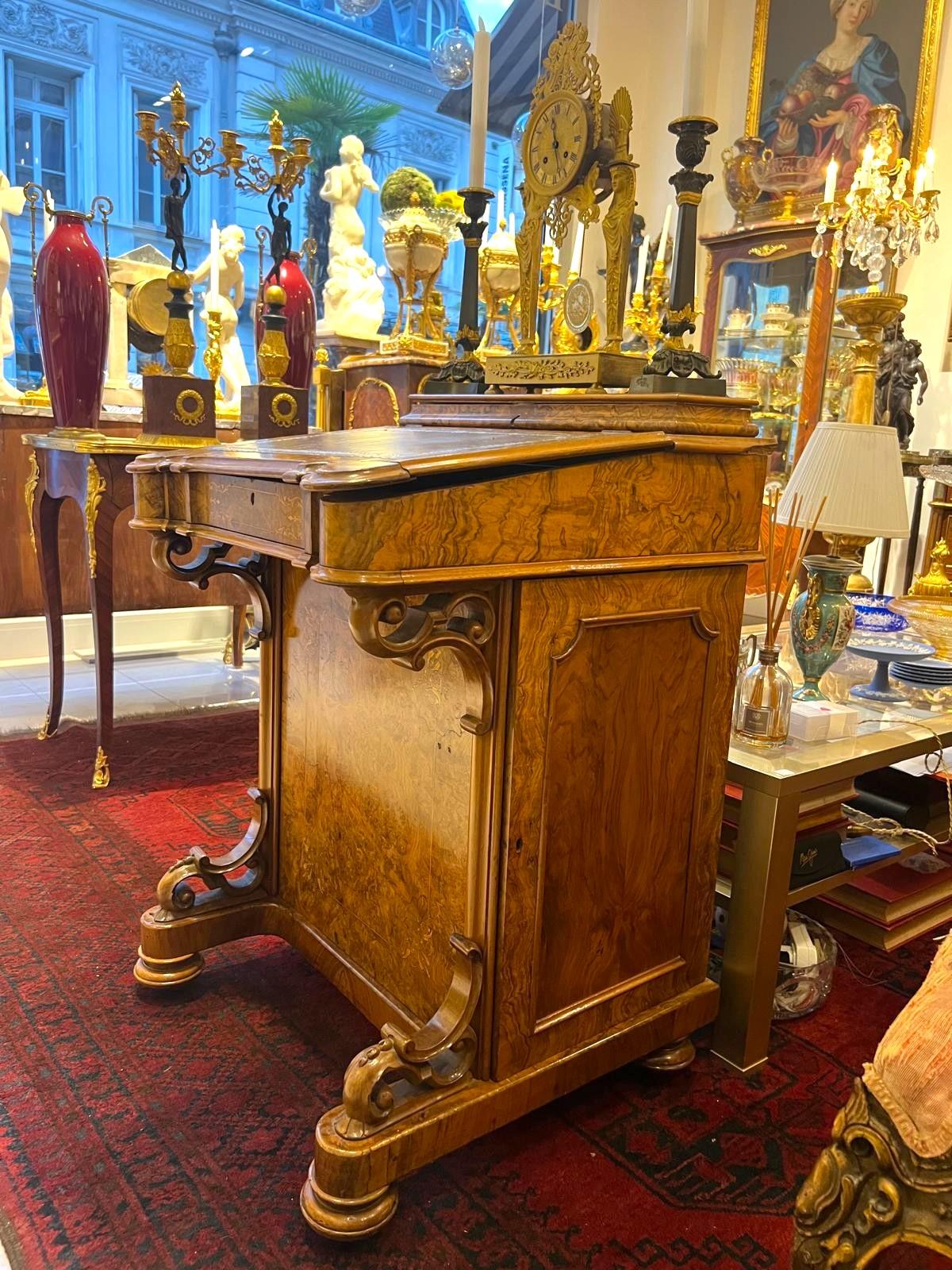Scrivania Davenport di epoca medio-vittoriana in radica di noce e intarsio, XIX secolo, circa 1860 In condizioni buone in vendita a NICE, FR