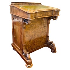 Escritorio Davenport de mediados del periodo victoriano de nogal con rebabas y marquetería, siglo XIX, hacia 1860