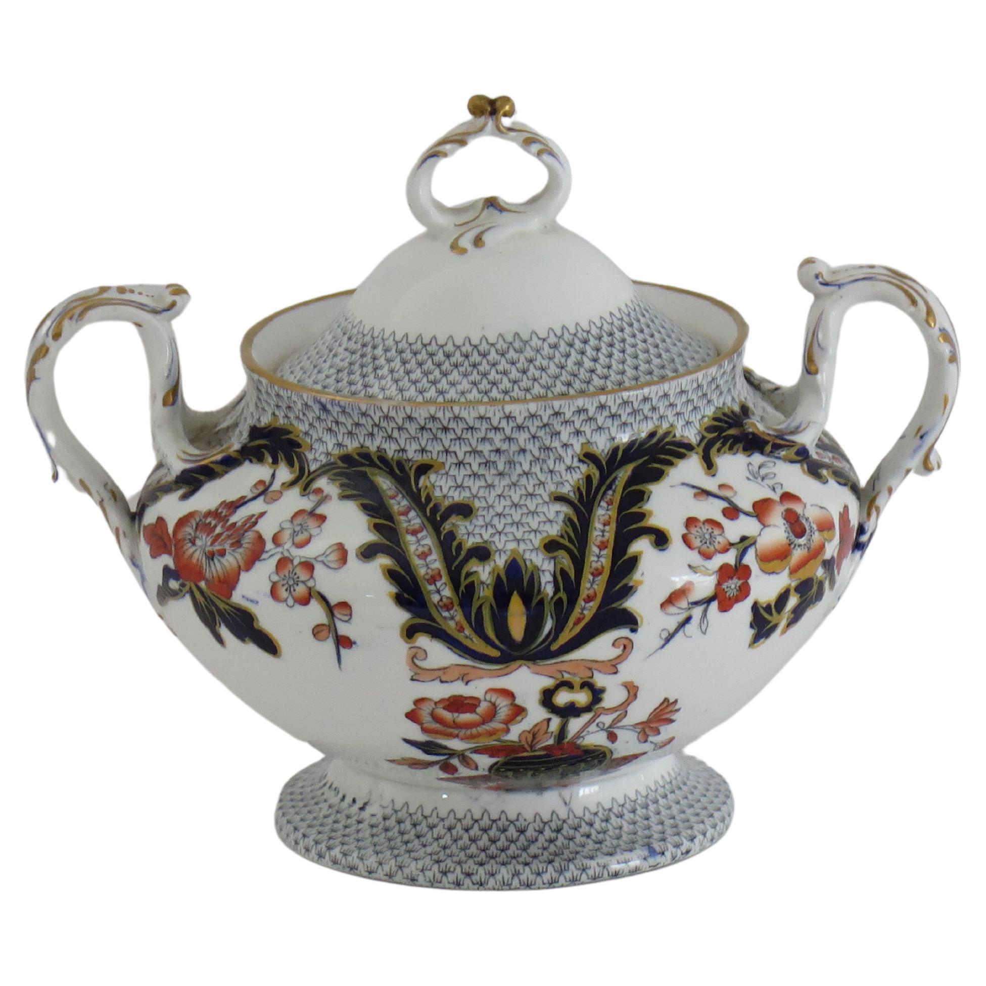 Se trata de un cuenco de porcelana de muy buena calidad, con tapa y un motivo chino muy decorativo, número 2829, fabricado por Davenport & Co. de Longport, Staffordshire, Inglaterra, hacia 1860.

Este cuenco cubierto de dos asas era probablemente un