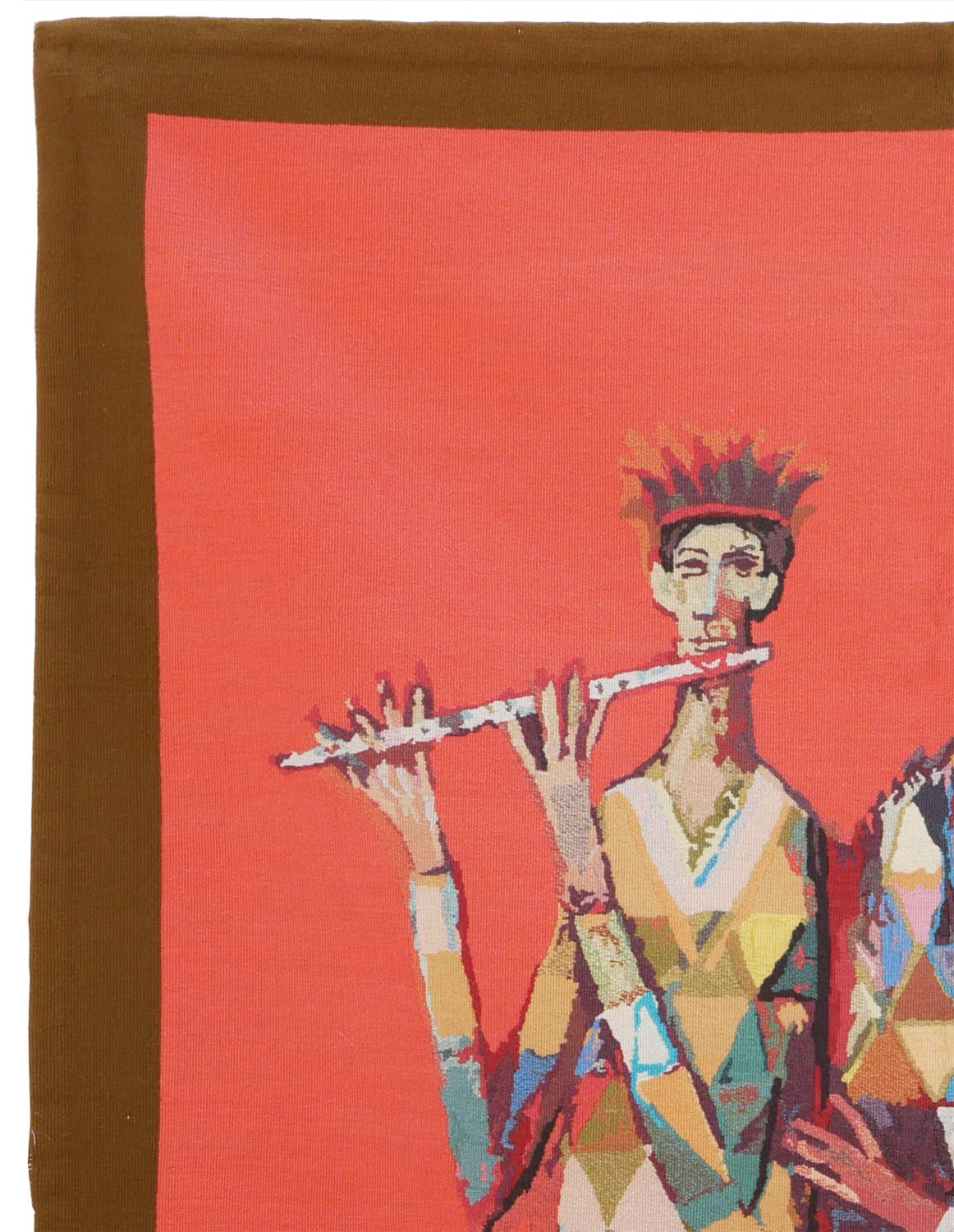 Tapisserie abstraite figurative aux tons chauds de l'artiste David Artistics, basé à Houston. L'œuvre présente trois personnages centraux, l'un avec une flûte, l'autre avec un foulard et une femme portant un chapeau, autant d'images classiques que