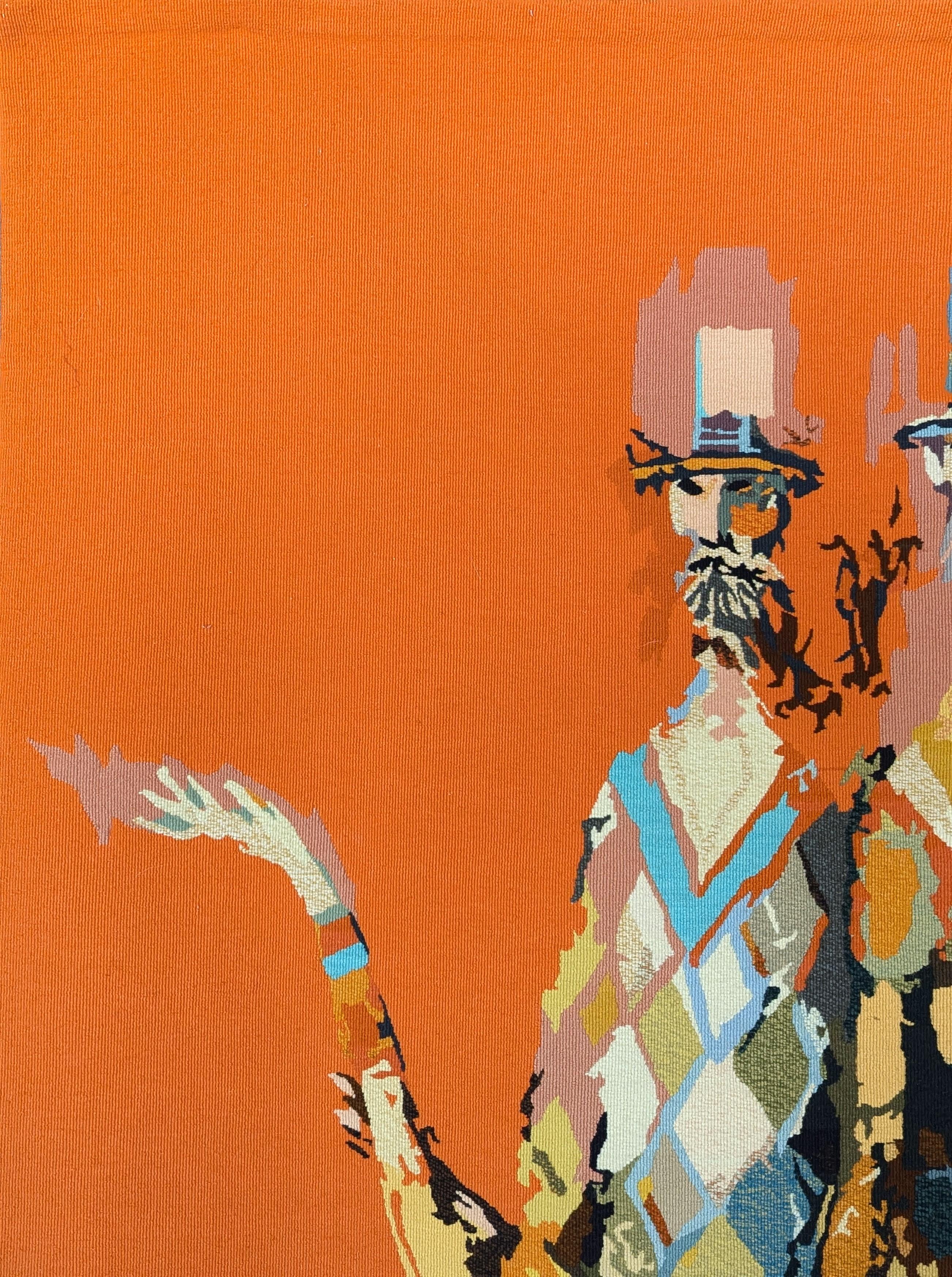 Arazzo astratto figurativo dai toni caldi dell'artista di Houston David Adickes. L'opera presenta tre figure maschili di arlecchino in piedi che indossano cappelli a cilindro, un classico dell'immaginario di Adickes. La firma dell'artista è