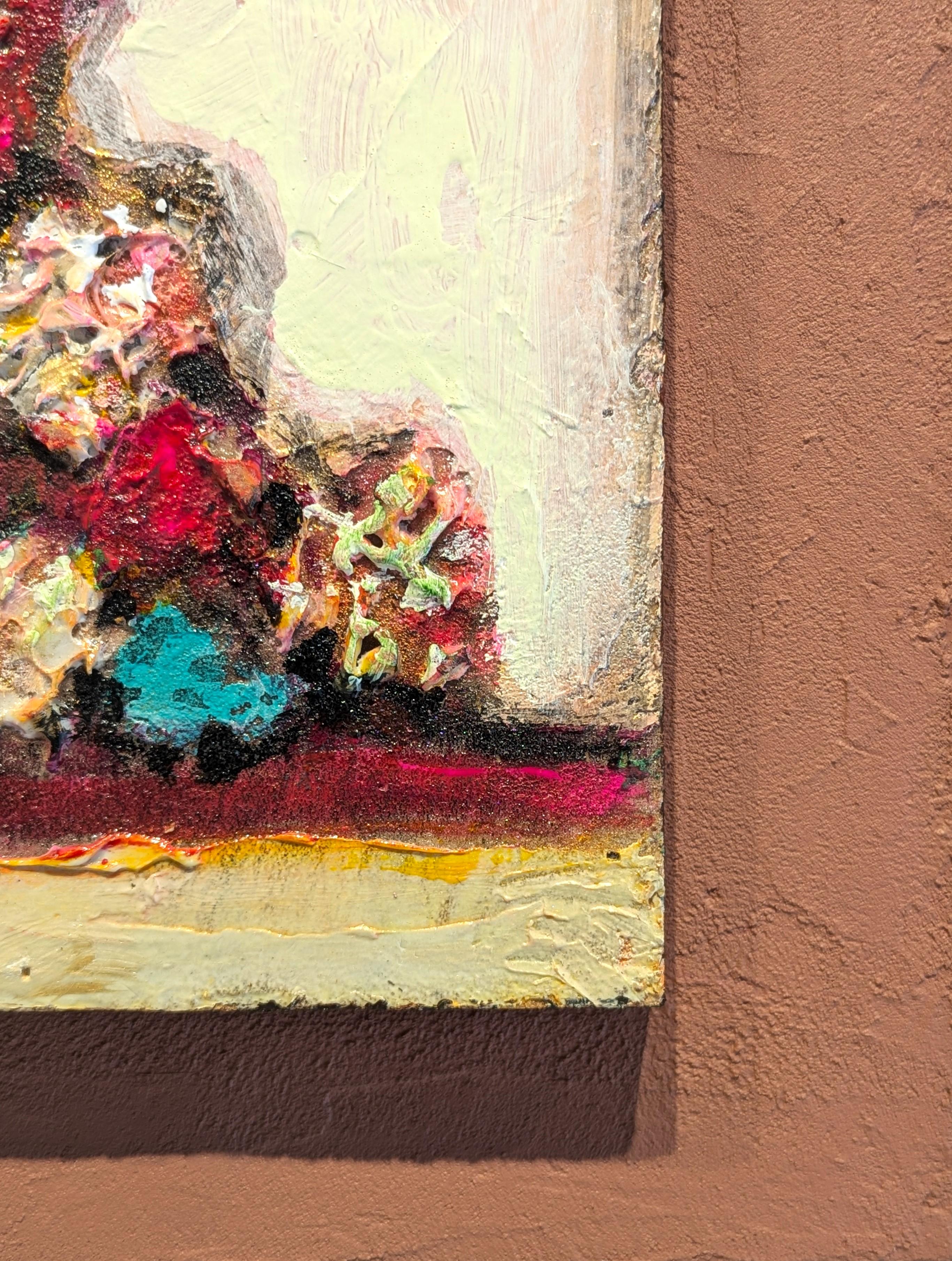 Paisaje abstracto moderno pintado por el emblemático artista David Adickes, afincado en Houston. La obra muestra un grupo de árboles rojos, verde azulado y naranjas sobre un fondo de color tostado claro. Actualmente montado sobre un tablero marrón