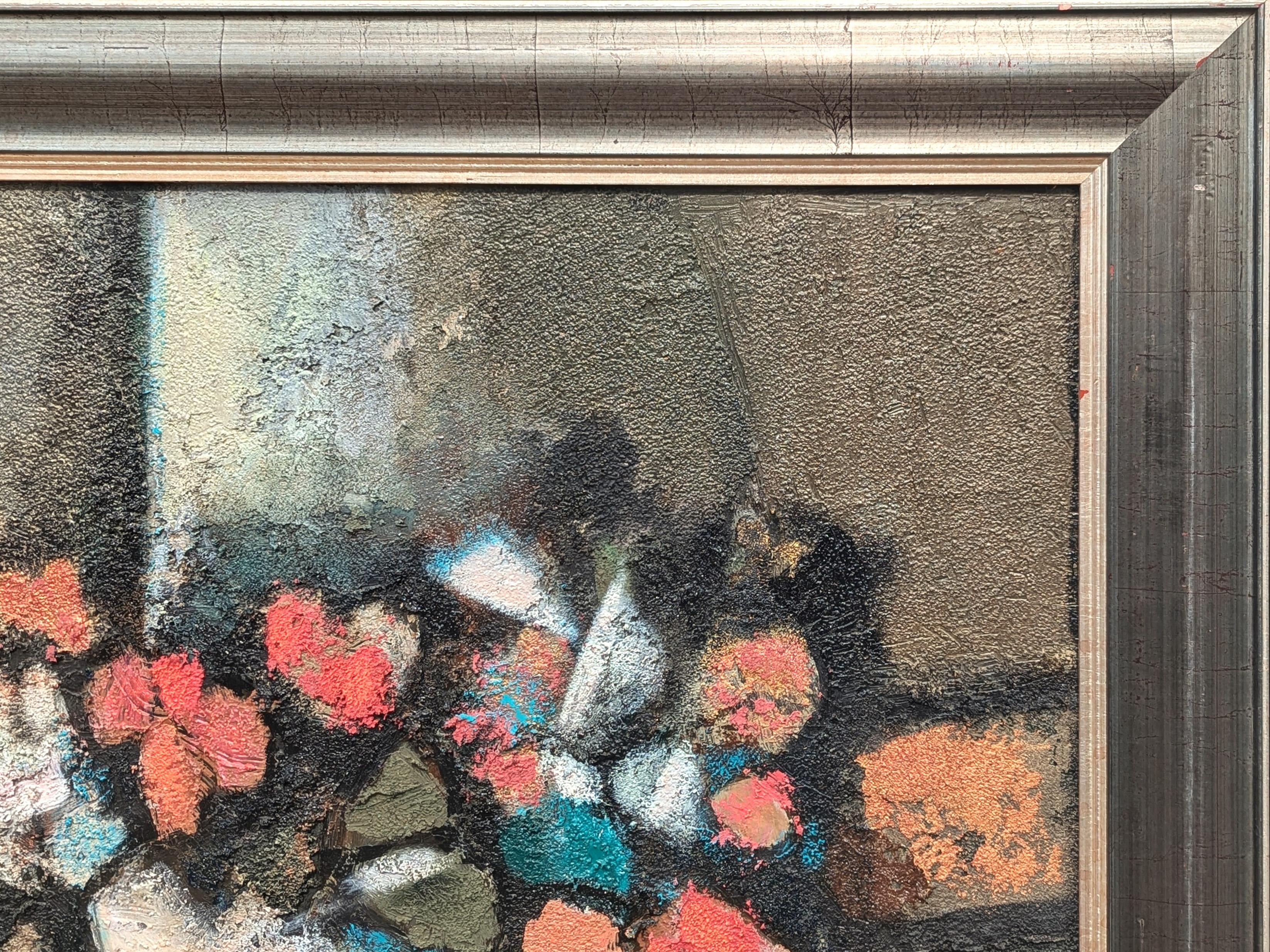 Modernes, kubistisch inspiriertes Stillleben des berühmten Künstlers David Adickes aus Houston. Das Werk zeigt ein abstrahiertes, in Rot-, Blau- und Grautönen gehaltenes Blumenstillleben in einer Vase auf einem kleinen Tisch. Signiert in der rechten