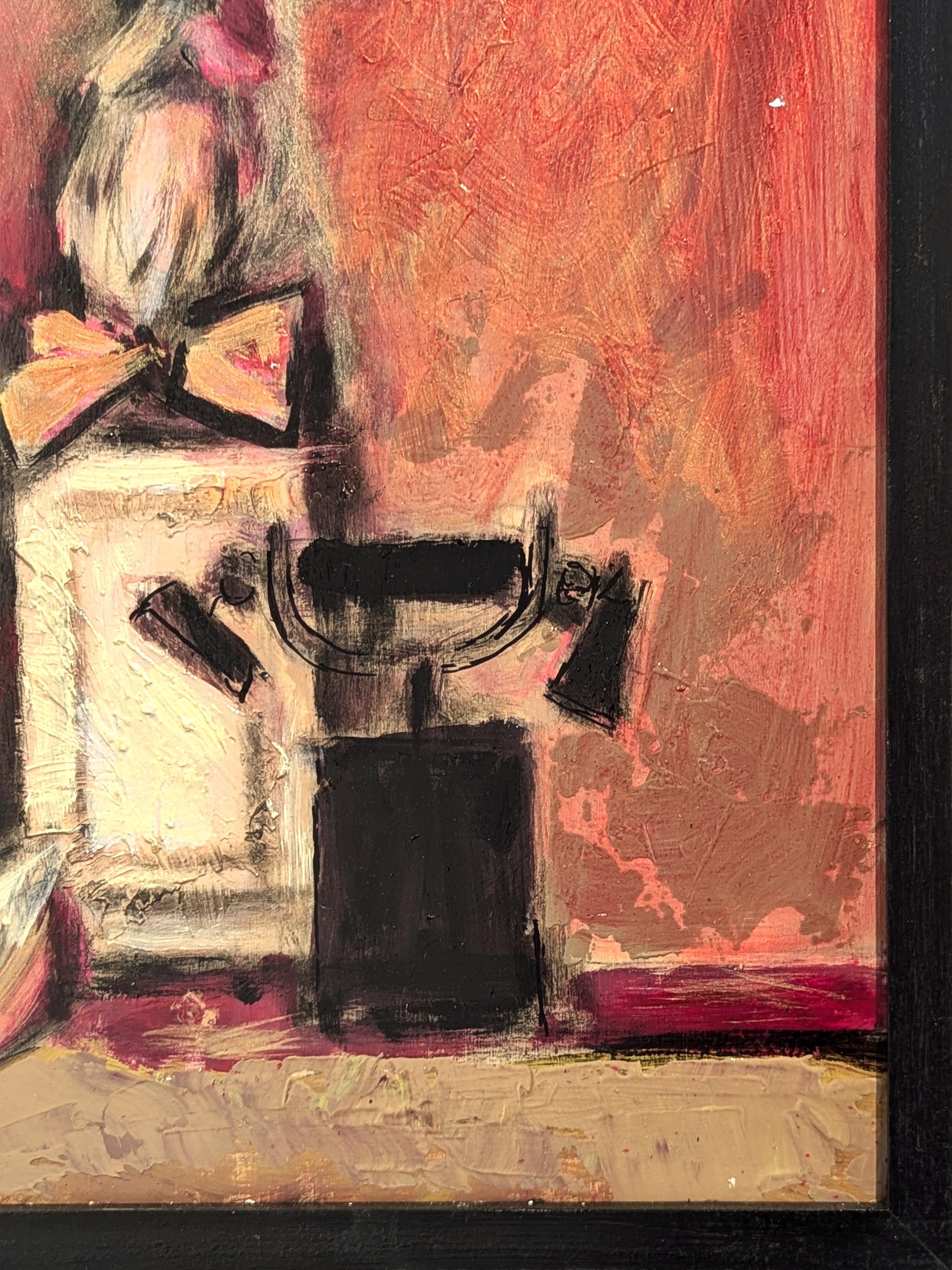 Natura morta figurativa moderna dipinta dall'iconico artista di Houston David Adickes. L'opera presenta una scultura centrale di un uomo barbuto che indossa un cappello a cilindro con un uccello seduto sopra. Davanti ci sono un telefono nero e una