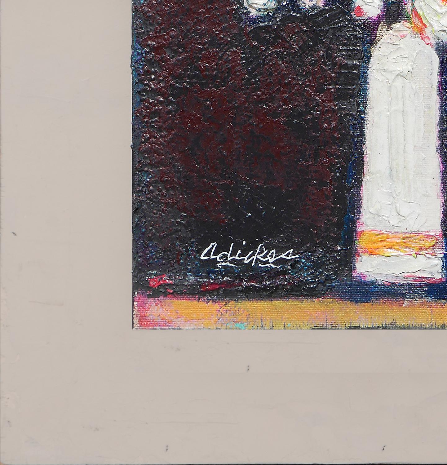 Bodegón floral abstracto moderno del artista David Adickes, de Houston, Texas. La obra presenta un jarrón central de flores blancas que parecen margaritas dispuestas sobre una mesa y colocadas sobre un fondo oscuro. Firmado por el artista en la