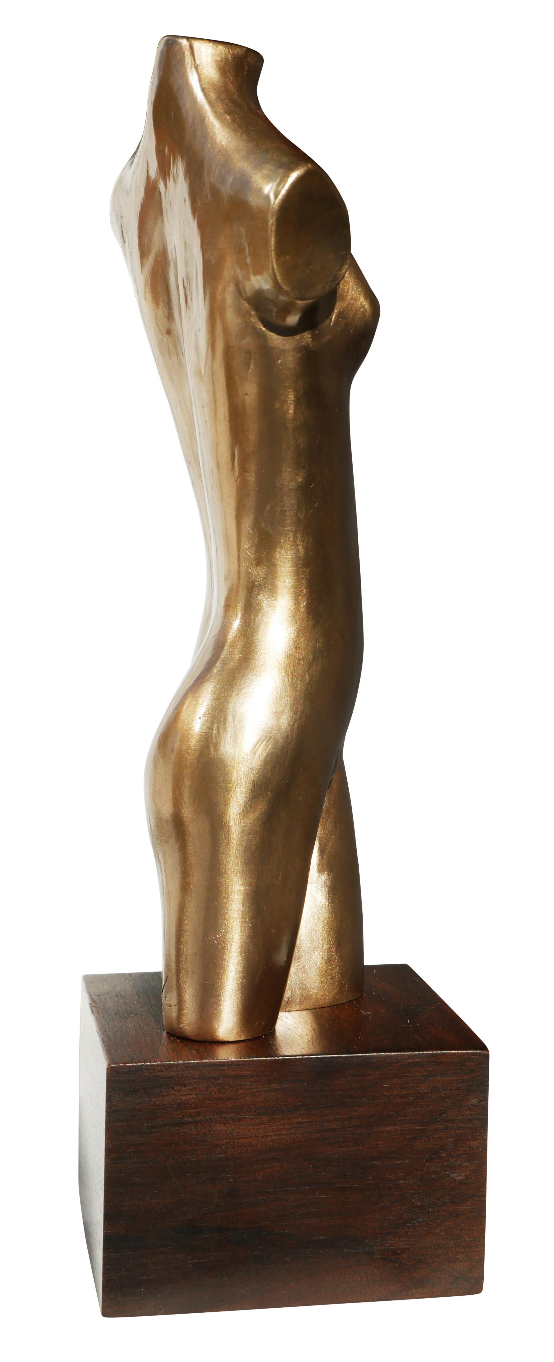 Modernistische nackte Bronzeskulptur des Künstlers David Adickes aus Houston, TX. Die Skulptur stellt einen abstrakten weiblichen Akt ohne Arme dar, der auf einem Holzsockel steht. Die Skulptur ist auf der Rückseite des linken Beines vom Künstler