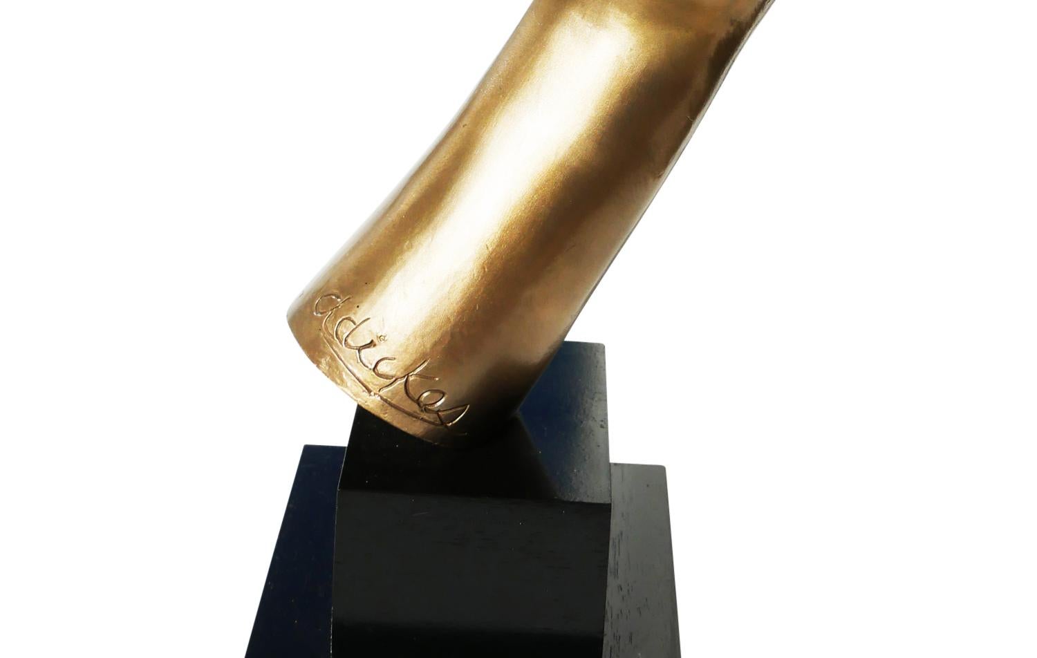 Sculpture figurative abstraite et moderniste en bronze de l'artiste David Adickes, de Houston, au Texas. Cette sculpture représente un masque ou un visage abstrait soutenu par un bras. La sculpture principale repose sur une base en bois. Signé par