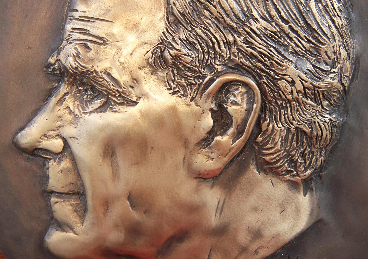 Moderne moderne Hochrelief-Skulptur aus gegossenem Metall von George Bush – Sculpture von David Adickes