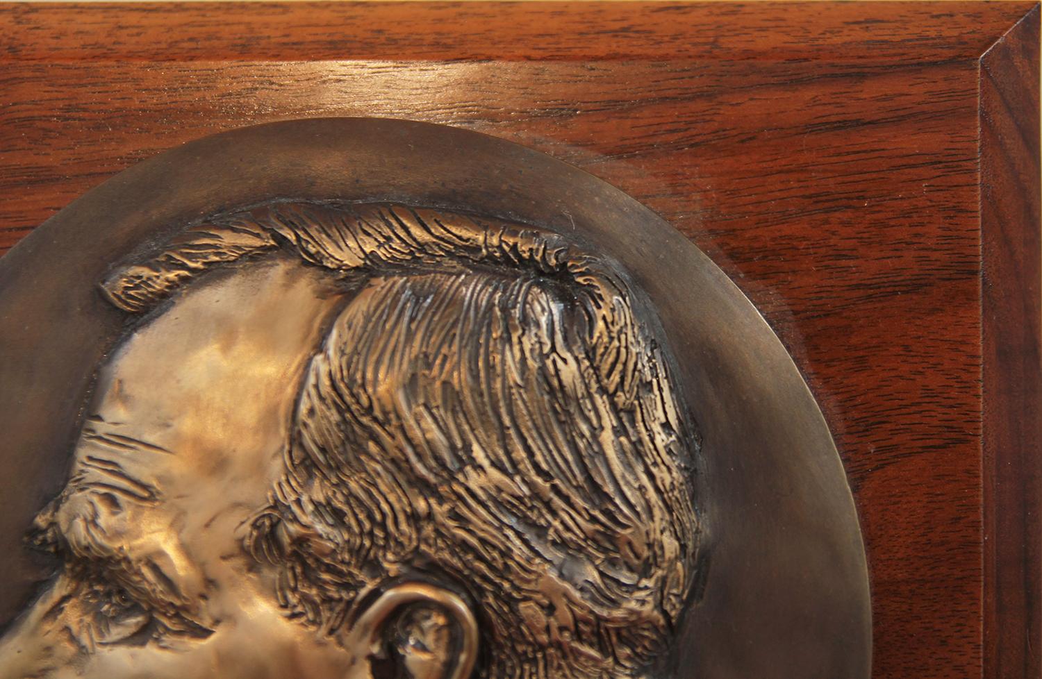 Metallskulptur auf Holz des modernistischen Bildhauers und Malers David Adickes aus Houston, Texas. Hochreliefskulptur von George Bush, nach rechts blickend, in Metall gegossen und auf Holz montiert. Signiert vom Künstler.

Metall-Skulptur