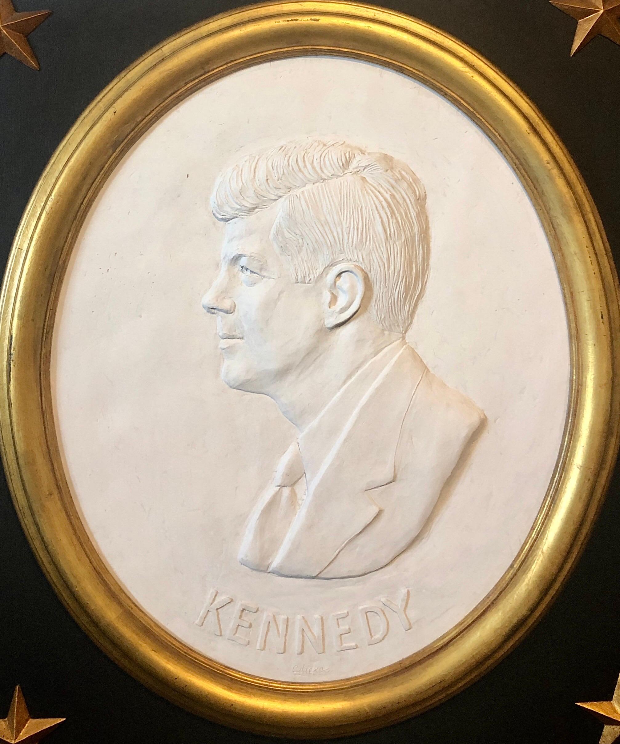 Texas Künstler David Pryor Adickes John F Kennedy Bas Relief Gemalt Skulptur – Sculpture von David Adickes