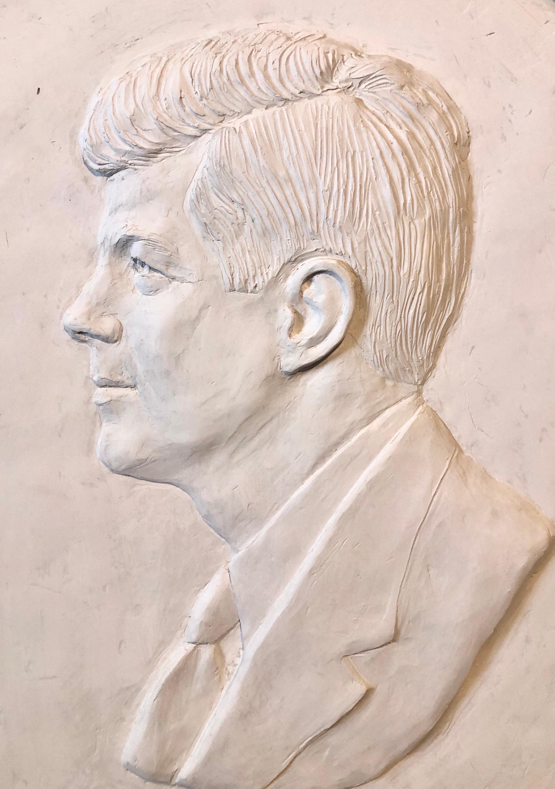 David Pryor Adickes Américain (né en 1927)
John F. Kennedy sculpture en bas-relief en plâtre dans un cadre d'artiste signature incisée en bas au centre. avec des étoiles d'or.
Relief profond, d'une profondeur d'environ 1 pouce
Collectional : de la