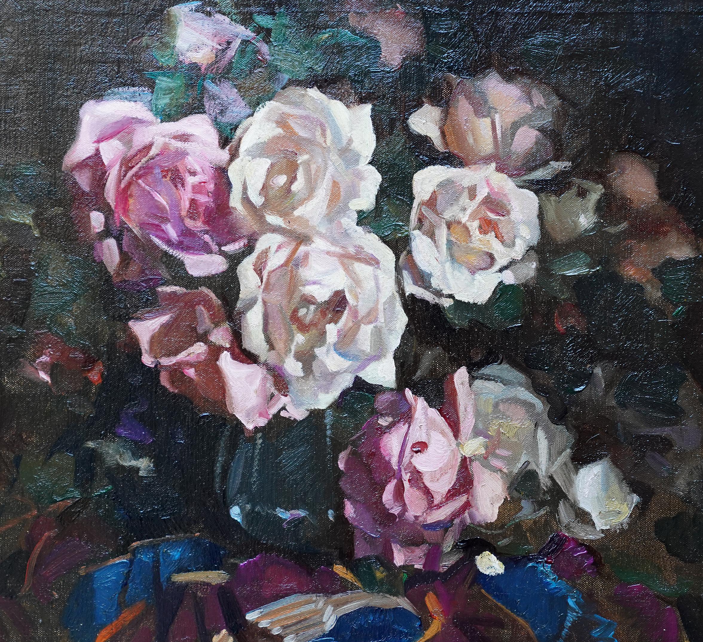 Stillleben mit Rosen – schottisches, farbenfrohes Blumen-Ölgemälde aus den dreißig Jahren (Realismus), Painting, von David Alison