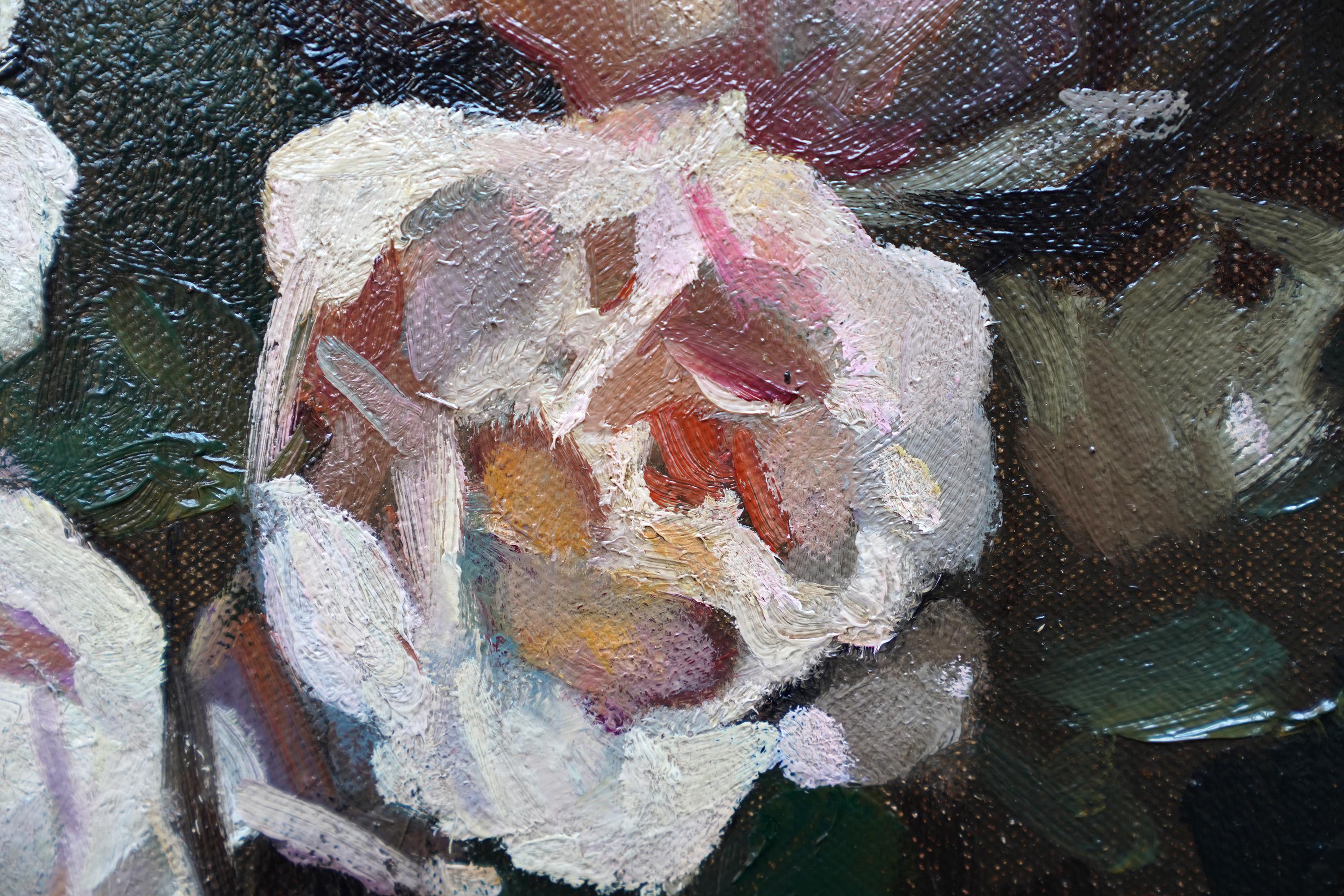 Stillleben mit Rosen – schottisches, farbenfrohes Blumen-Ölgemälde aus den dreißig Jahren im Angebot 4