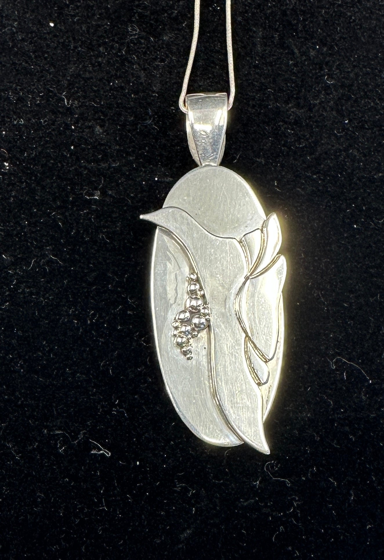 QUESTA È UNA MAGNIFICA COLLANA CON CIONDOLO REALIZZATA DAI RINOMATI ARTISTI NATIVI AMERICANI NAVAJO PHIL E DAVID ZACHARY IN ARGENTO STERLING CON UNO SQUISITO MOTIVO DI UCCELLO IN VOLO, UCCELLO FENICE, UCCELLO DELLA PACE.
Questa eccezionale collana