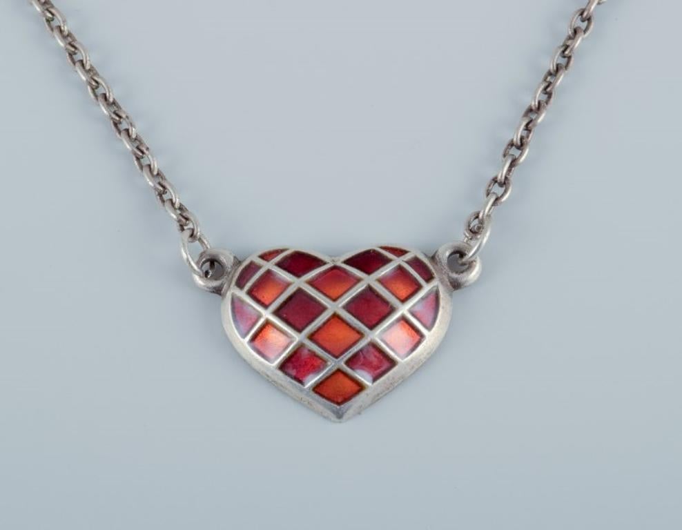 David Andersen, Norwegian silversmith.
Necklace in sterling silver, pendant in the form of a heart with enamel work.
From the mid-20th century.
Marked.
In perfect condition.
Chain length: 41.0 cm.
Pendant dimensions: 20 mm x 16 mm.
Provenance: