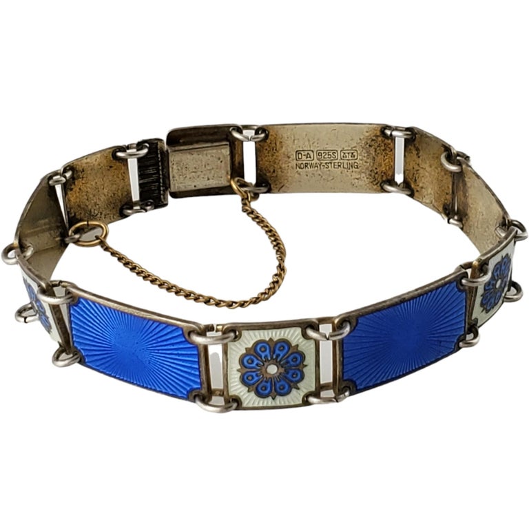 David Anderson Gold Vermeil over Sterling Silver Guilloche Blue Enamel Bracelet

Beautiful panel link bracelet featuring blue enamel rectangle links alternating with square links featuring a flower. Slide closure with safety chain.

Measures approx