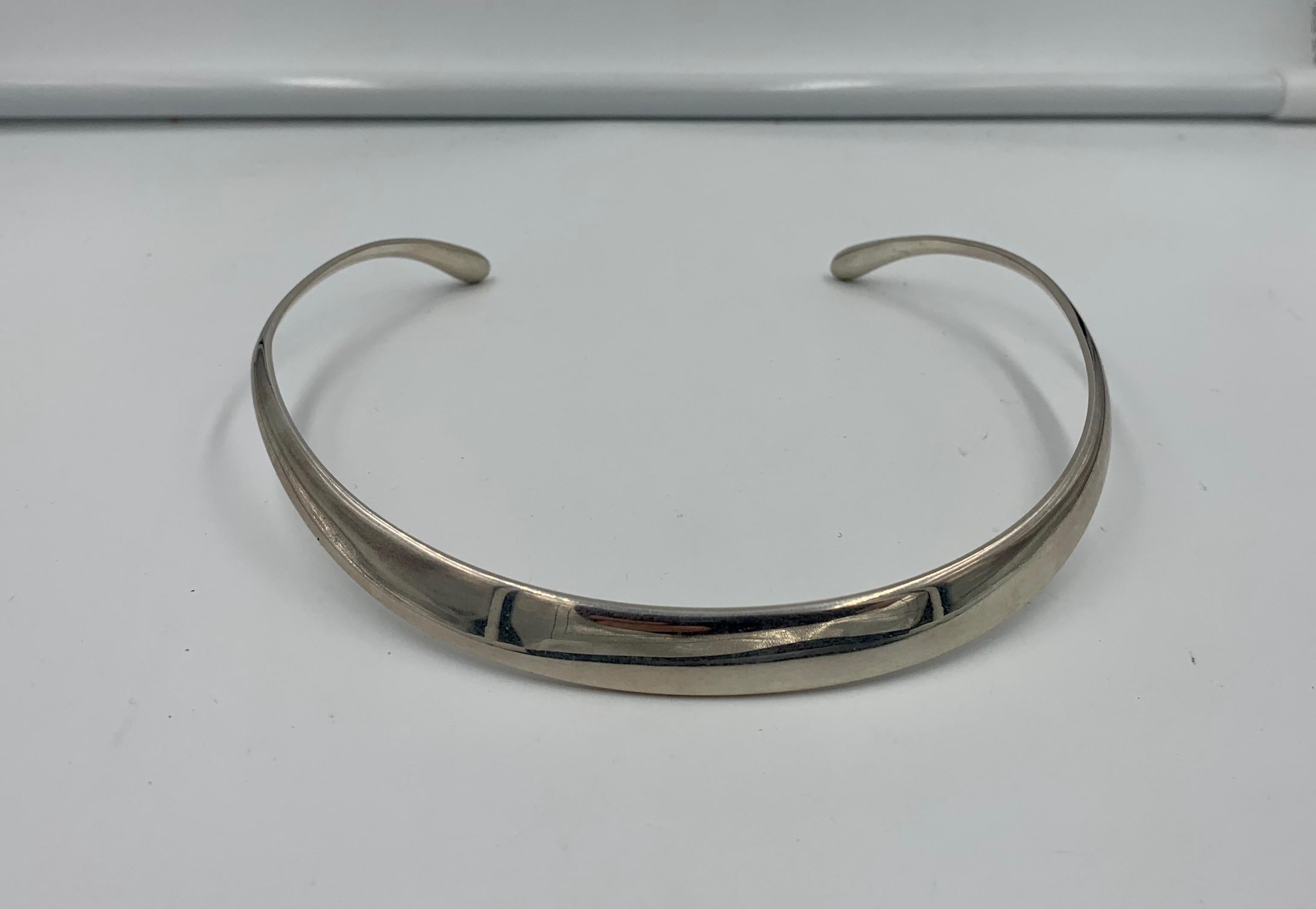 A CLASSIC DAVID ANDERSEN, STERLING SILVER MID-CENTURY MODERNIST COLLAR NECKLACE.
This wonderful sculptural collar necklace is one of the icons of Mid-Century Modern silver jewelry.
The stunning and rare necklace was made by David Andersen in Norway.