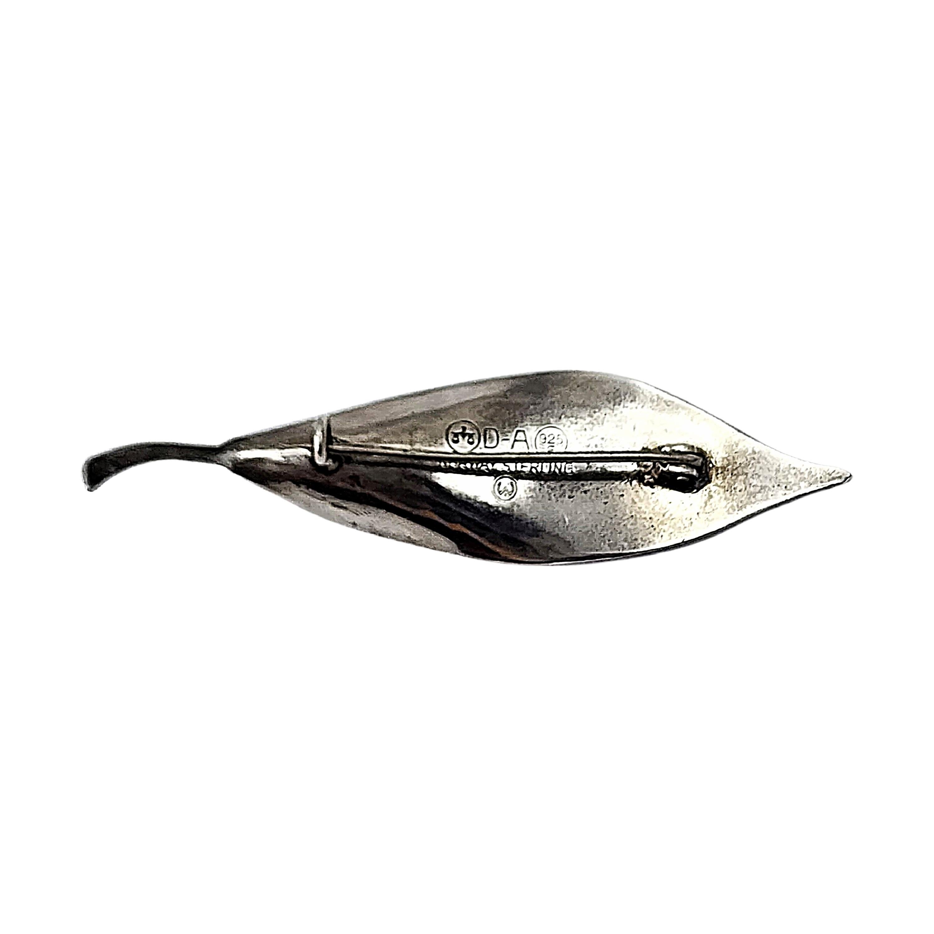 Vintage sterling silver leaf pin/brooch by David Andersen Norway.

This long and narrow sterling silver leaf pin is detailed with black oxidized vein accents.

Measures approx 2 3/4