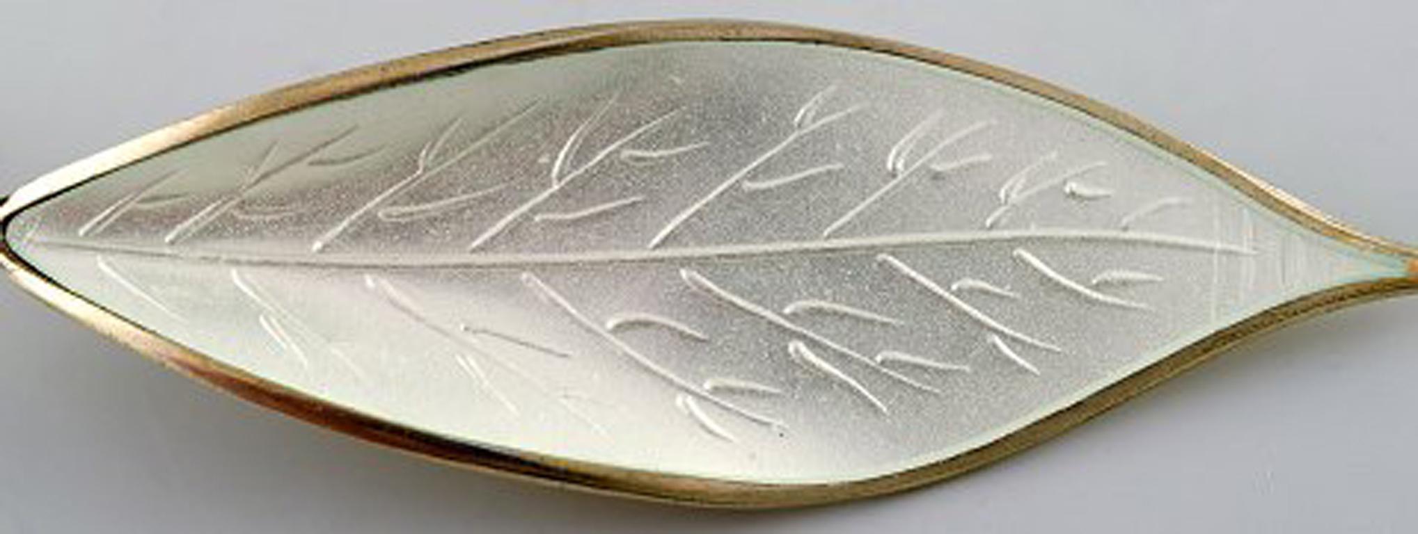 David Andersen. Norwegian brooch in gold plated sterling silver in the form of a leaf with enamel work. 1970's.
In very good condition.
Measures: 7 x 2 cm.
Stamped: D-A / 925.