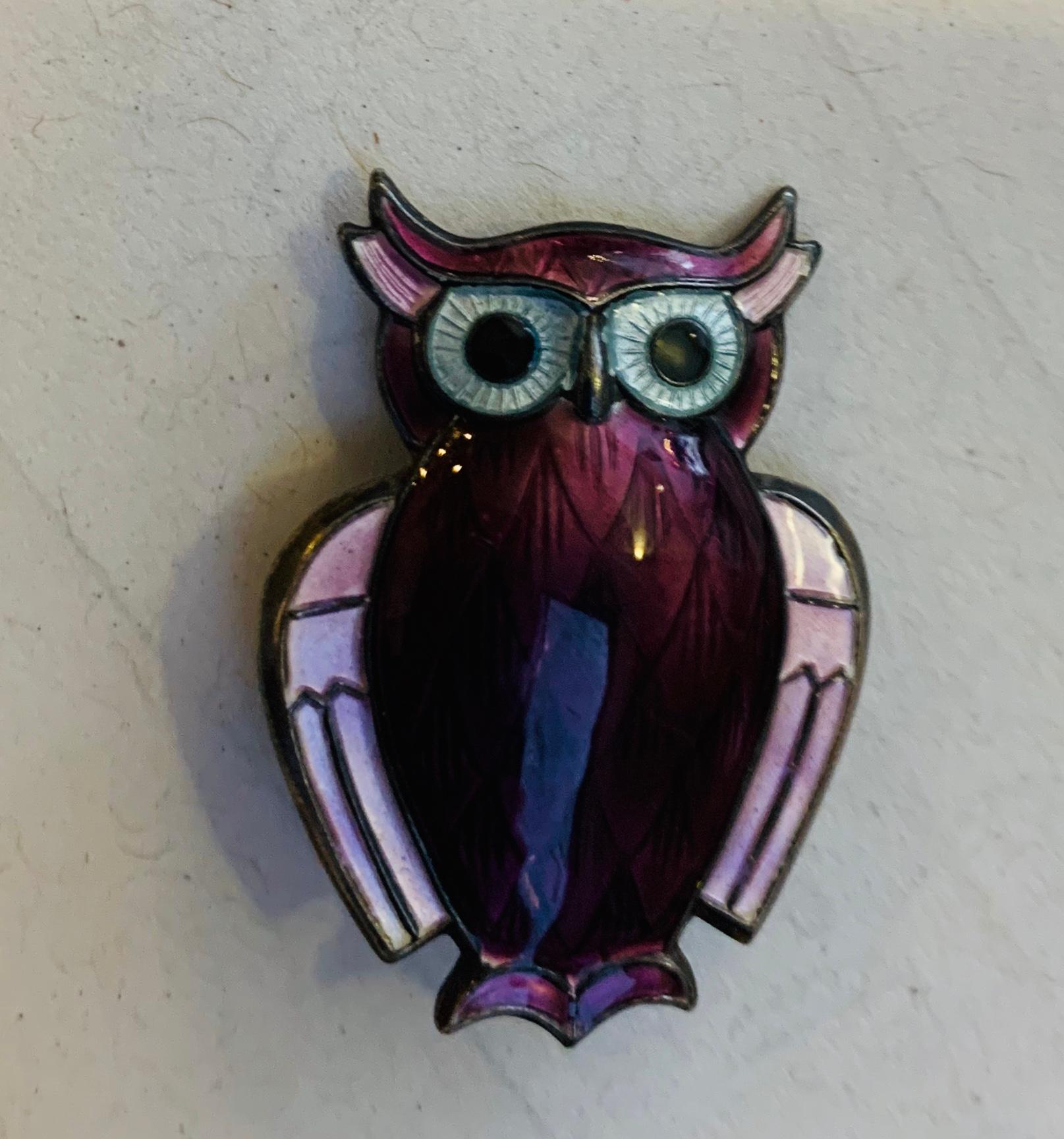 broche hibou en argent sterling des années 1960 avec émail violet de la marque de bijoux norvégienne David Andersen. La broche est scellée au dos.

Poids : 9,2 g. (0,32 oz.).