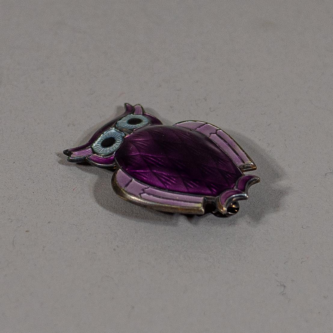 Milieu du XXe siècle David Andersen Broche norvégienne en argent émaillé pourpre