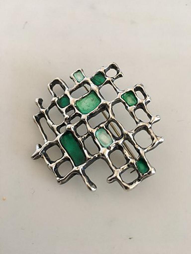 David Andersen Sterling Silver Brooch with Green enamel. Measures 4.6 cm / 1 13/16 in. dia. In great condition.