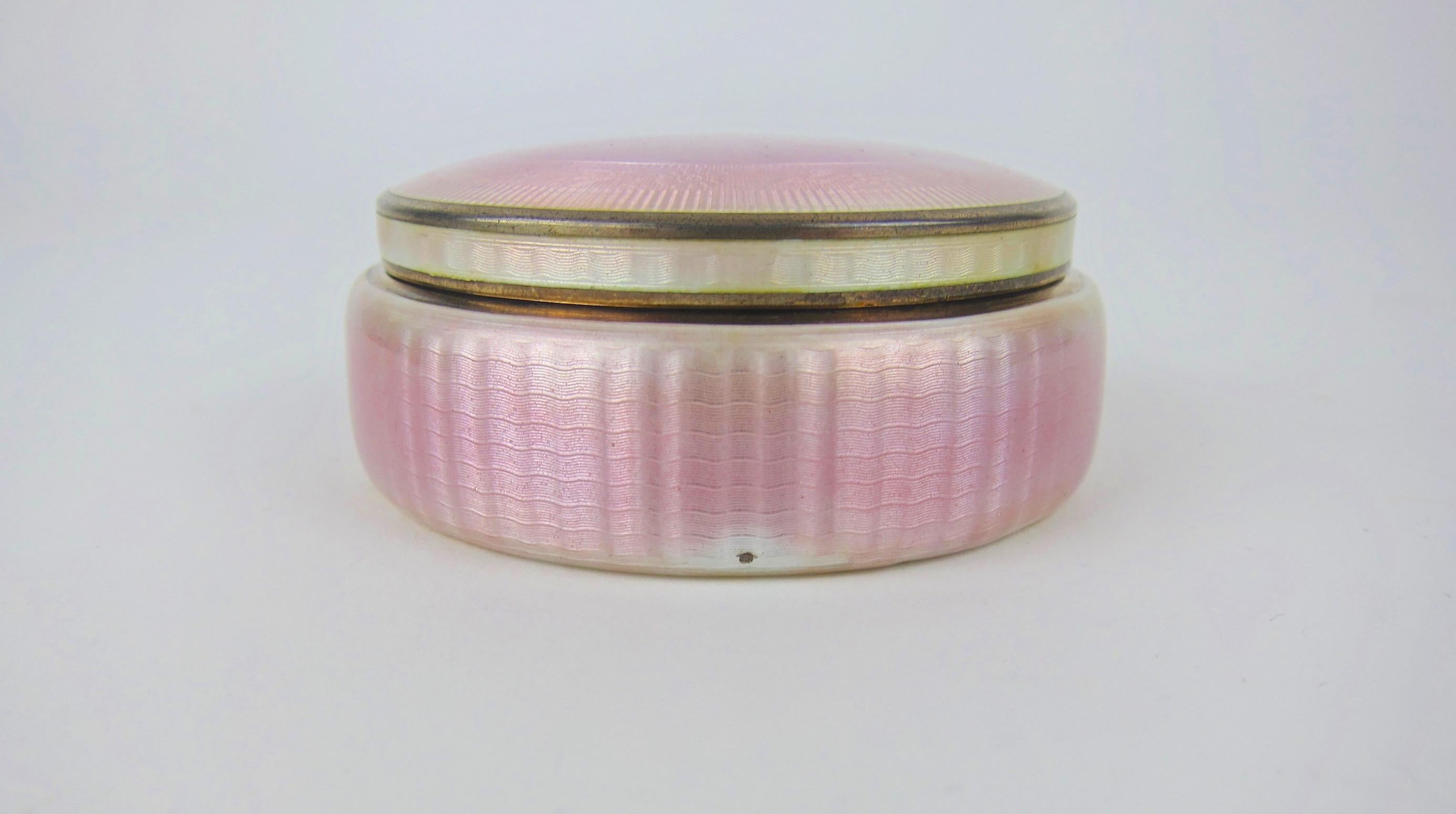 David Andersen Sterling Silber vergoldet und rosa Guilloche Emaille bedeckt Box im Zustand „Relativ gut“ in Los Angeles, CA