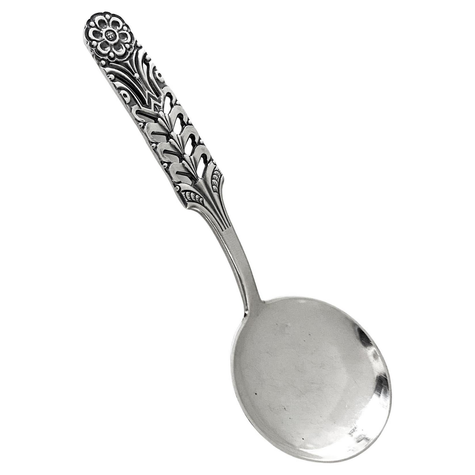 David Andersen Sterling Silver Preserve Condiment Caddy spoon, Norway mid century. Full hallmarks to reverse Norway Sterling 925S DA and scales mark. Length: 4.65 inches. Weight: 33 grams. Condition: Good. Reflections purely from photography only. 