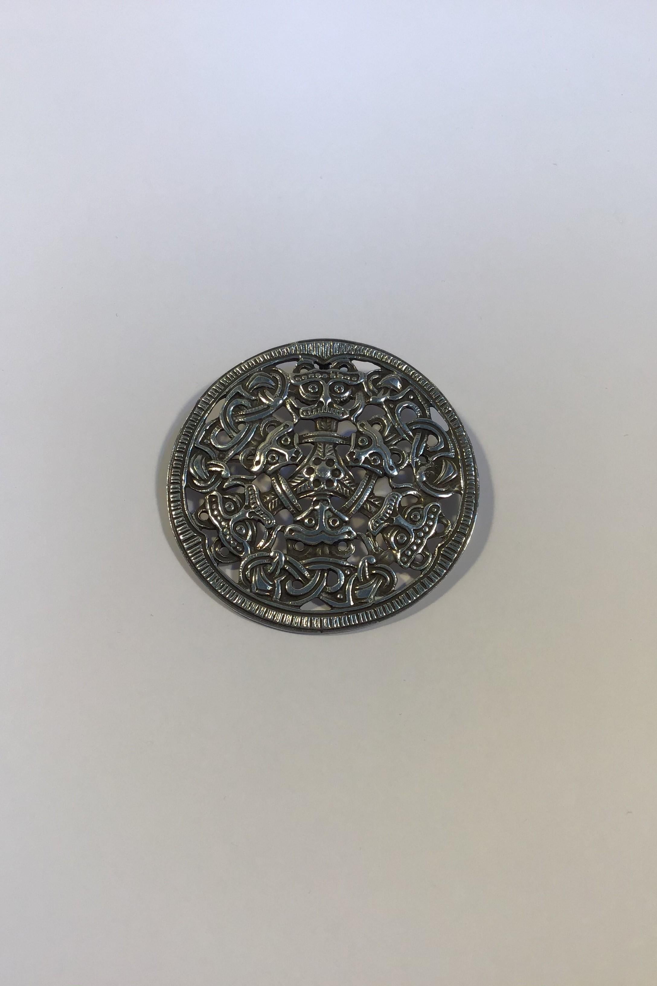 David Andersen Sterling Silver Viking Brooch

Measures Diam 5.8 cm(2 9/32 in) 
Weight 27.2 gr
(Copi Original approx anno/year 1000)