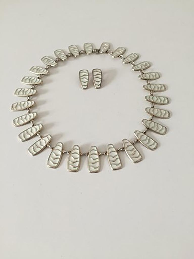 David Andersen Sterling Silver with enamel Necklace and Ear clips. Measures 43,5 cm and is in good condition. The clips measures 2,5 cm and is in good condition. Necklace weighs 84,5 g / 3 oz, ear clips weighs 7,5 g / 0,26 oz