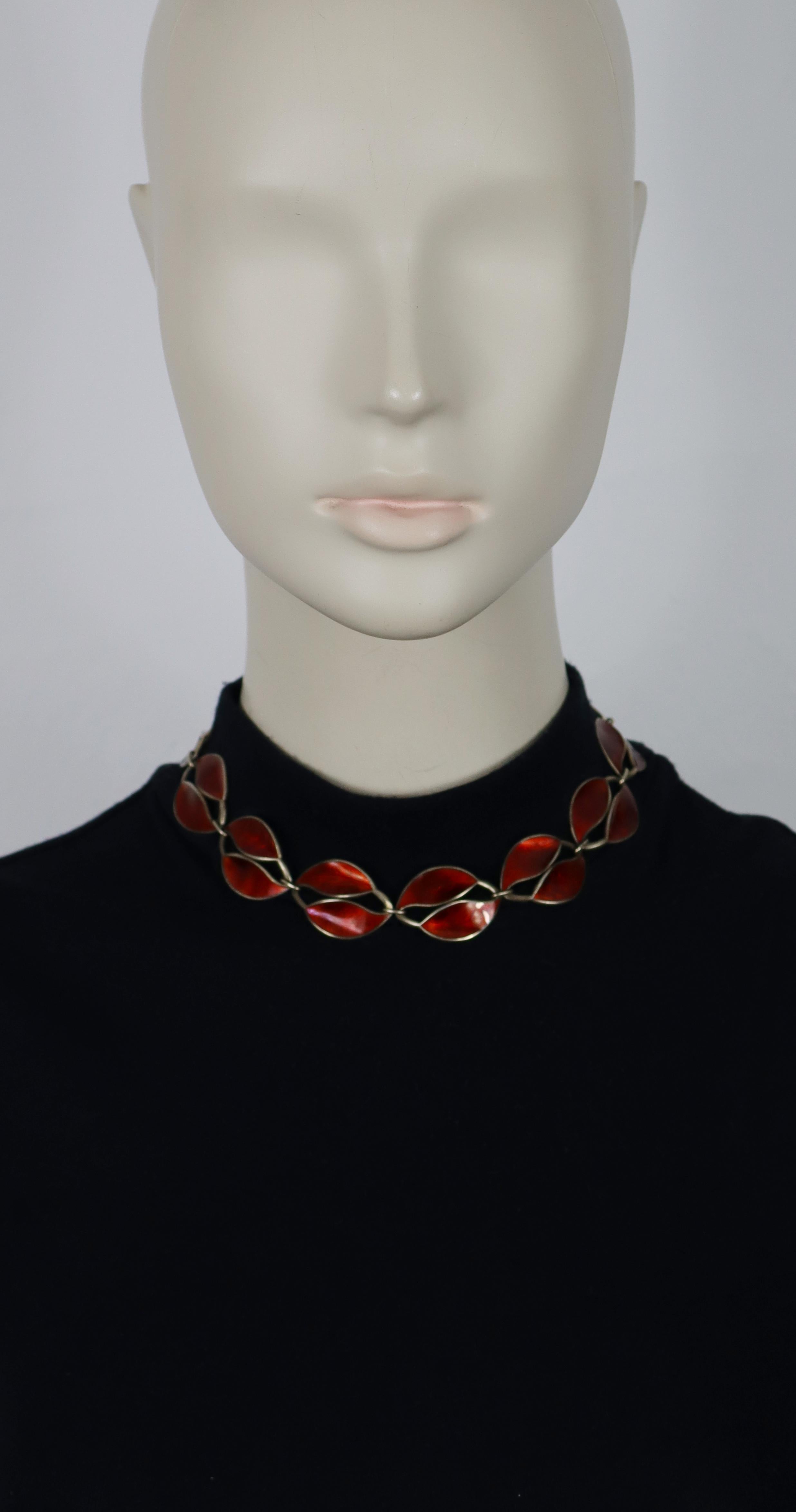 DAVID ANDERSEN by WILLY WINNAESS vintage sterling silver necklace featuring double leaf links embellished with red enamel.

Box tab insert clasp.

Embossed D-A 925 S STERLING NORWAY.
WILLY WINNAESS monogram (circled W / partly erased).

Indicative