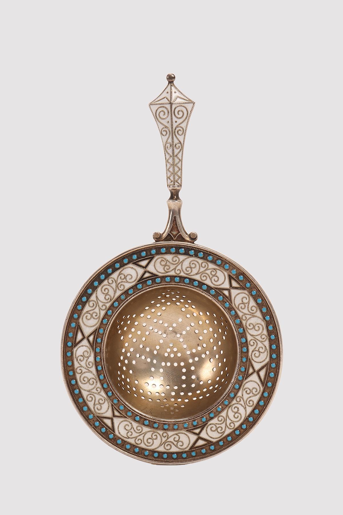 Tea strainer with handle, in gilt silver and floral decoration, with white and light blue cloisonné enamels. Work of the famous silversmith David Andersen, house founded in 1876. Christiana, Denmark circa 1900.