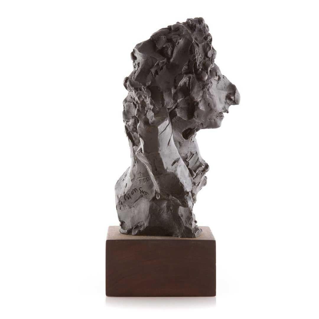 Bronzeskulptur Rabbiner mit Torah Judaica, Figur, amerikanischer Bostoner figuraler Modernist, Bronzeskulptur – Sculpture von David Aronson