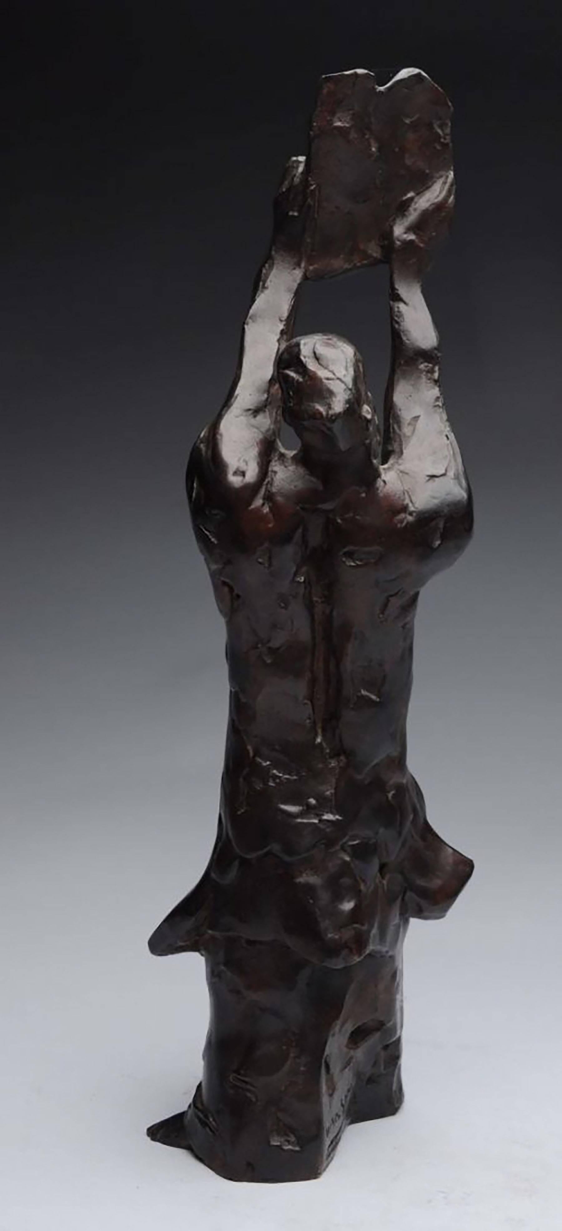 Gran Escultura de Bronce Judaica Figura Bíblica de Moisés Modernista Americano de Boston - Figurative Sculpture Oro de David Aronson
