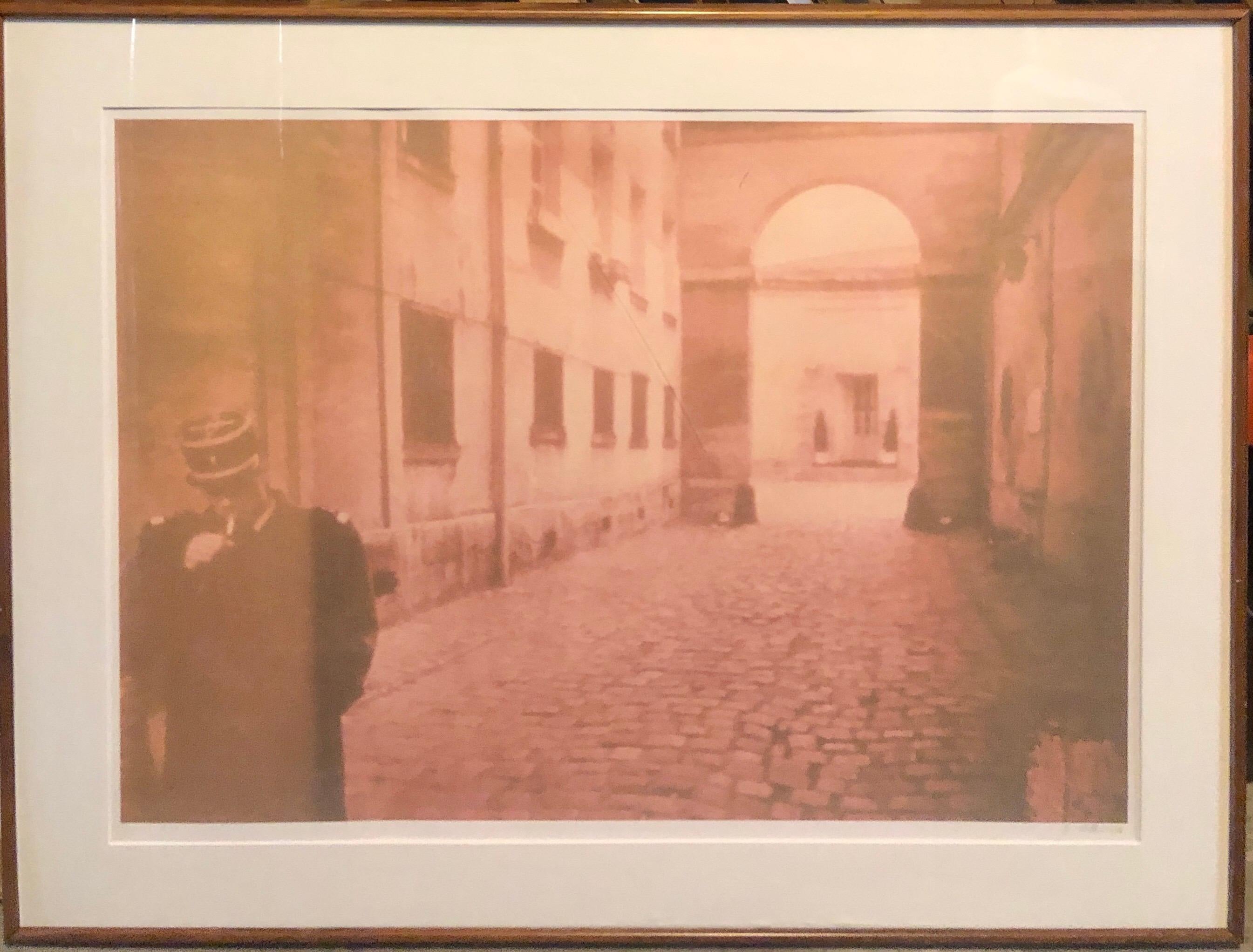 Grande fotografia d'epoca Polaroid Transfer Photo Print Poliziotto che fuma, Parigi - Photograph di David Aschkenas