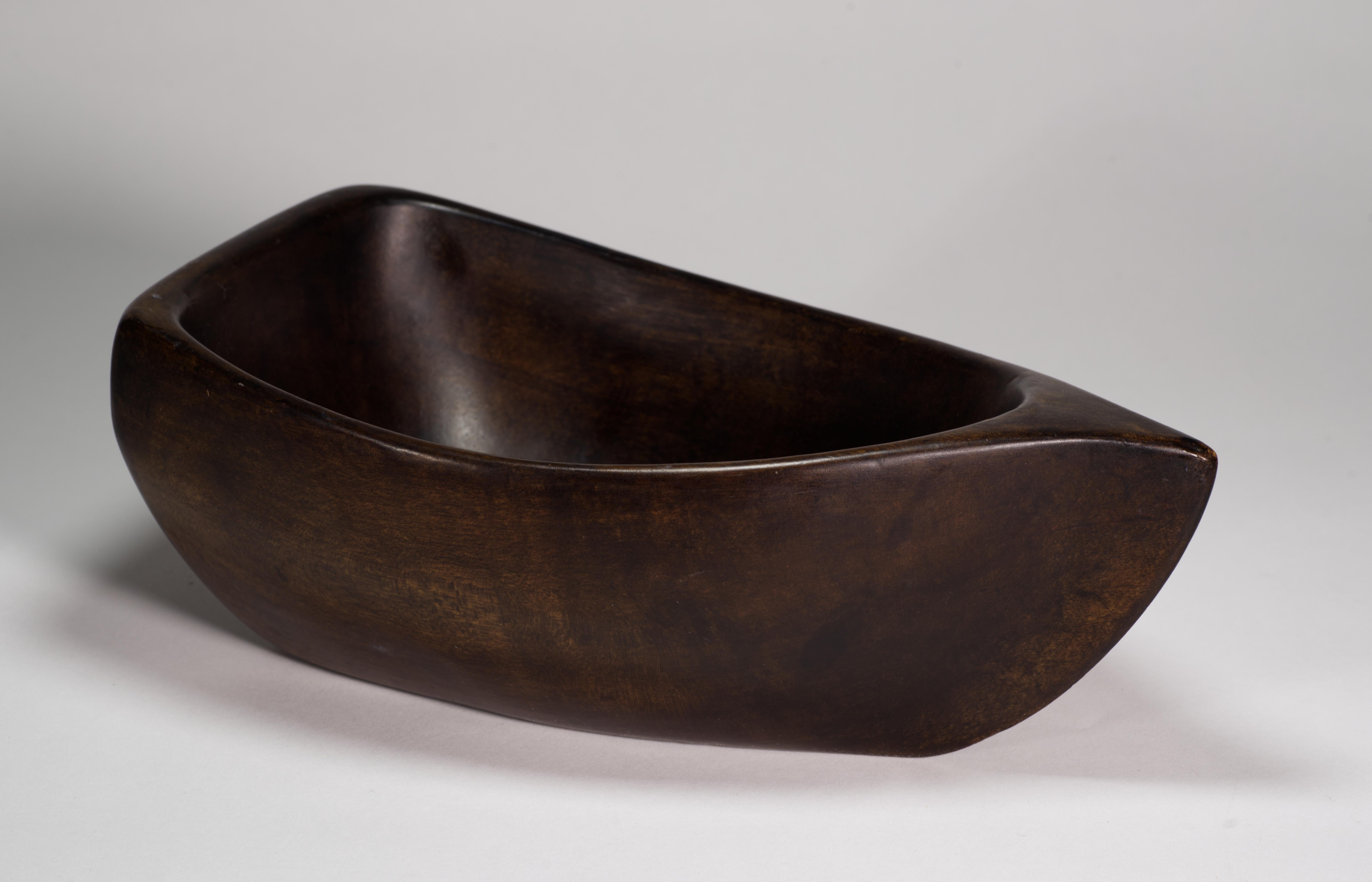  Sculptural Organic Modern bol en bois sculpté présente une forme asymétrique avec un contour doux et fluide ; le design minimal du bol accentue le magnifique grain naturel du bois et le savoir-faire du sculpteur.

Le bol est en bon état vintage